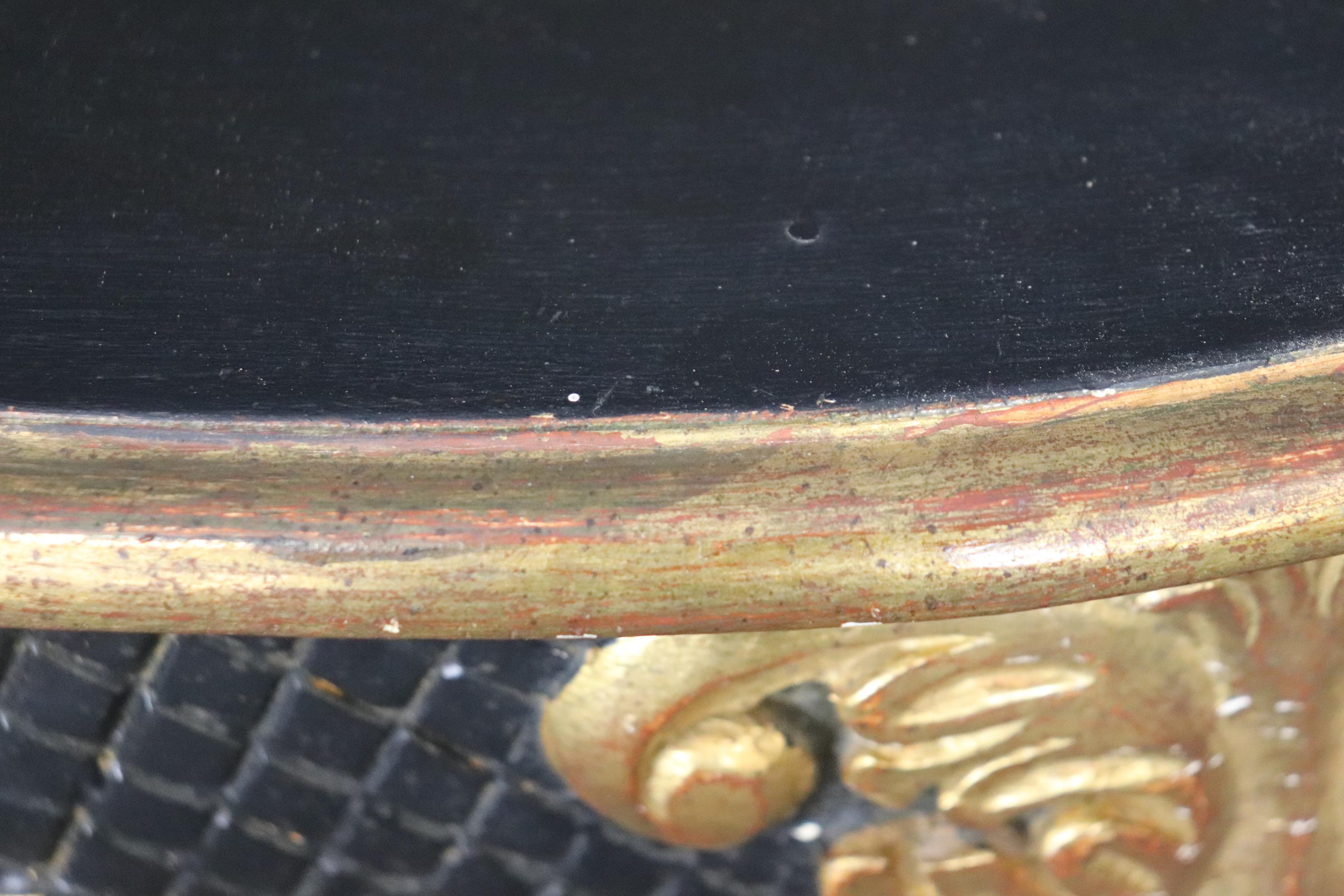 Consola italiana rococó decorada con pintura y paquetería dorada Circa 1950 Renacimiento rococó