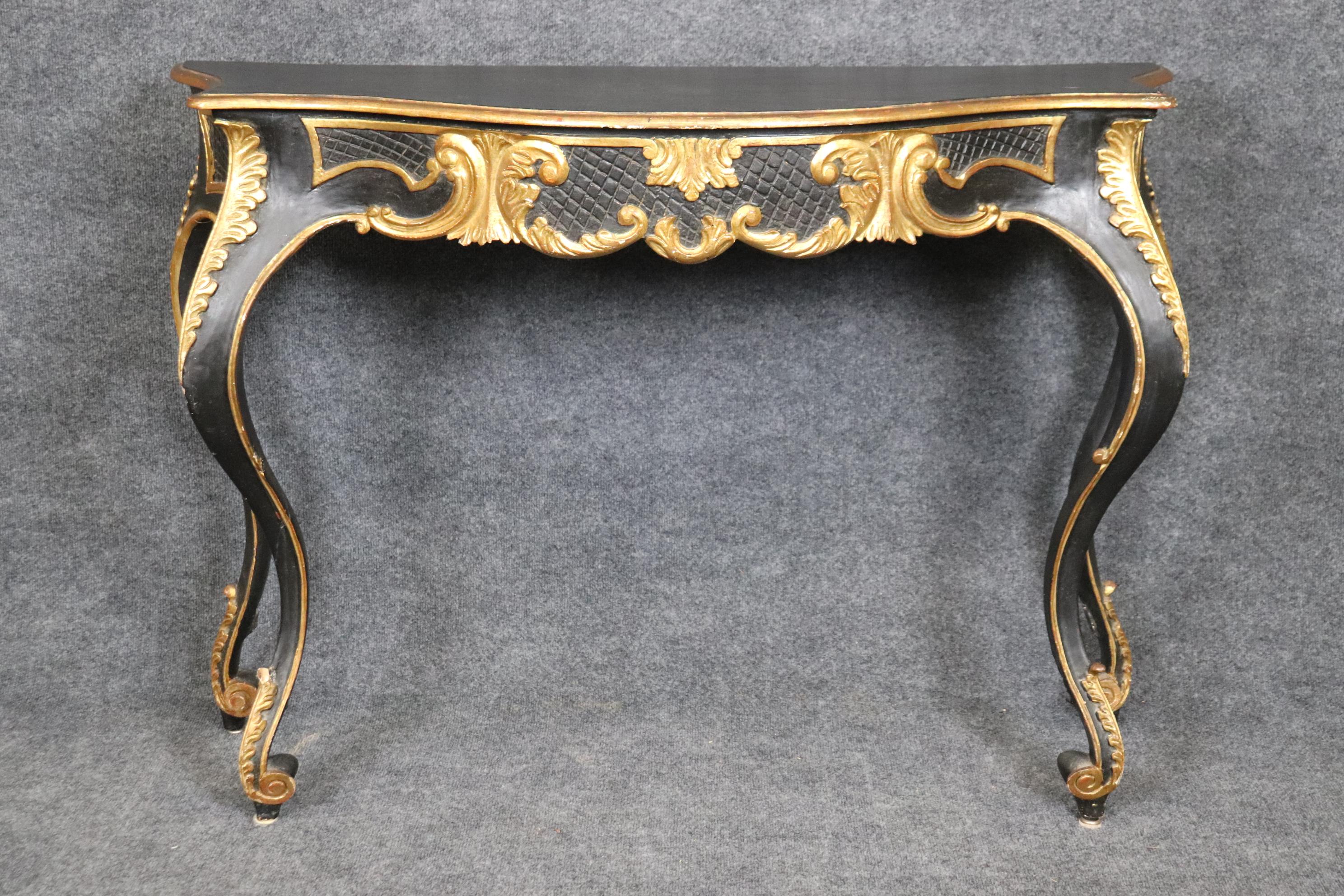 Consola italiana rococó decorada con pintura y paquetería dorada Circa 1950 en Bueno Estado en Swedesboro, NJ