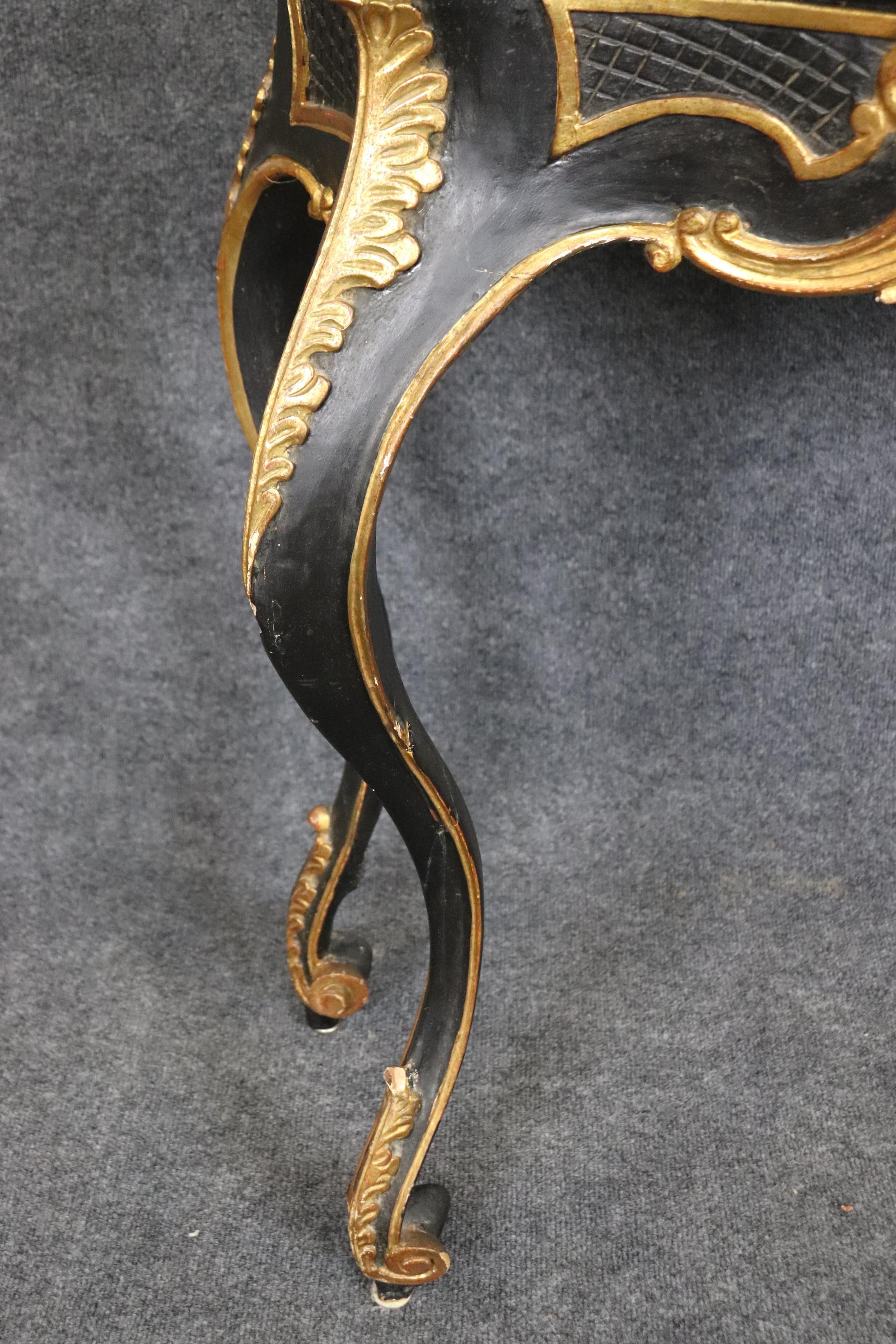 Consola italiana rococó decorada con pintura y paquetería dorada Circa 1950 1