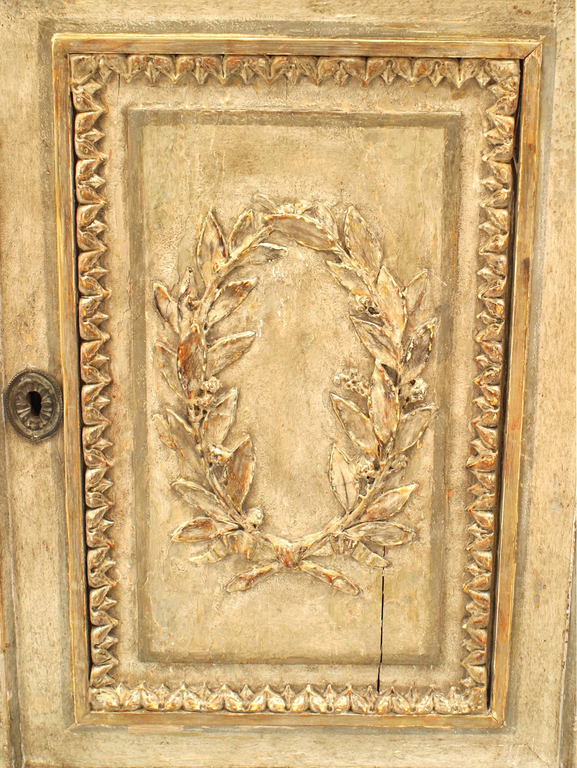 Italienische Kommode im Rokokostil, bemalt und vergoldet, geschnitzt (18. Jahrhundert und früher) im Angebot