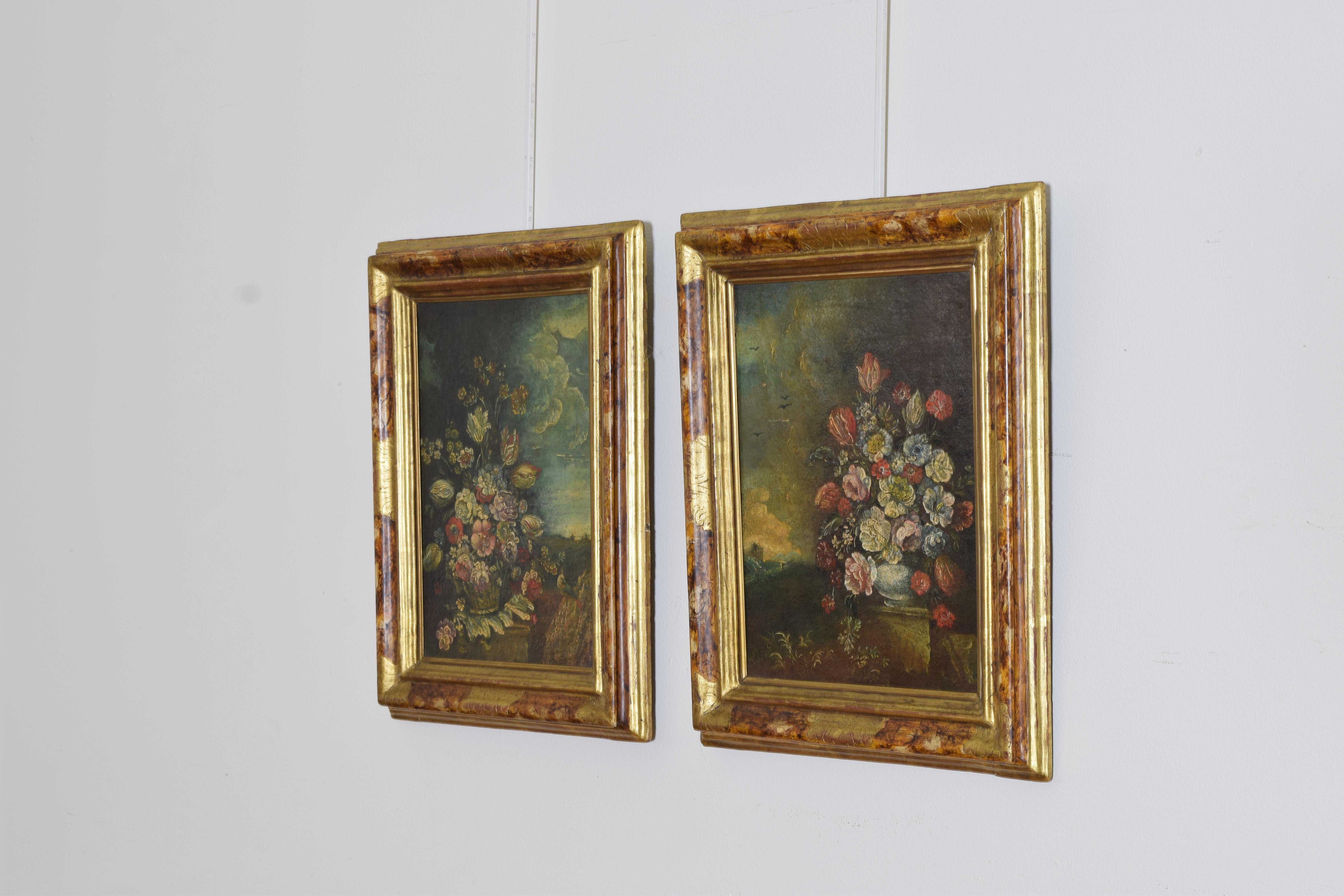 Paar Ölgemälde aus der italienischen Rokoko-Periode mit floralen Arrangements, Mitte des 18. Cen. (Italienisch) im Angebot