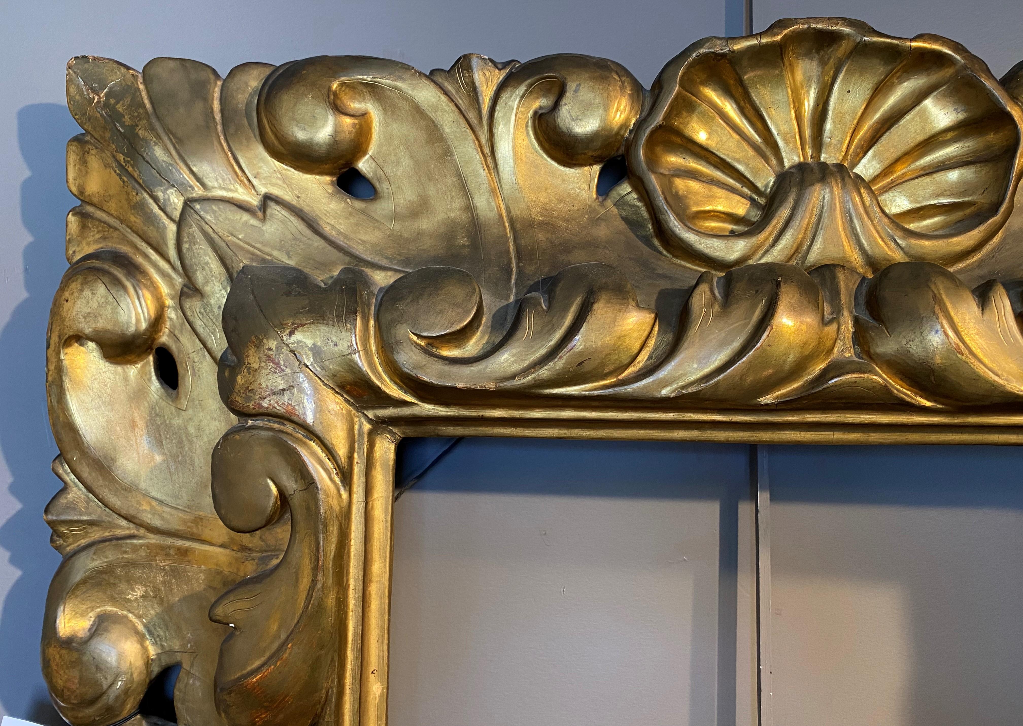 Ein feiner, durchbrochen geschnitzter Rahmen aus vergoldetem Holz mit Muscheldekoration im Rokokostil, wahrscheinlich italienischer Herkunft, aus dem 17./18. Jahrhundert, in sehr gutem Zustand, mit kleinen vergoldeten Abnutzungen, Unvollkommenheiten
