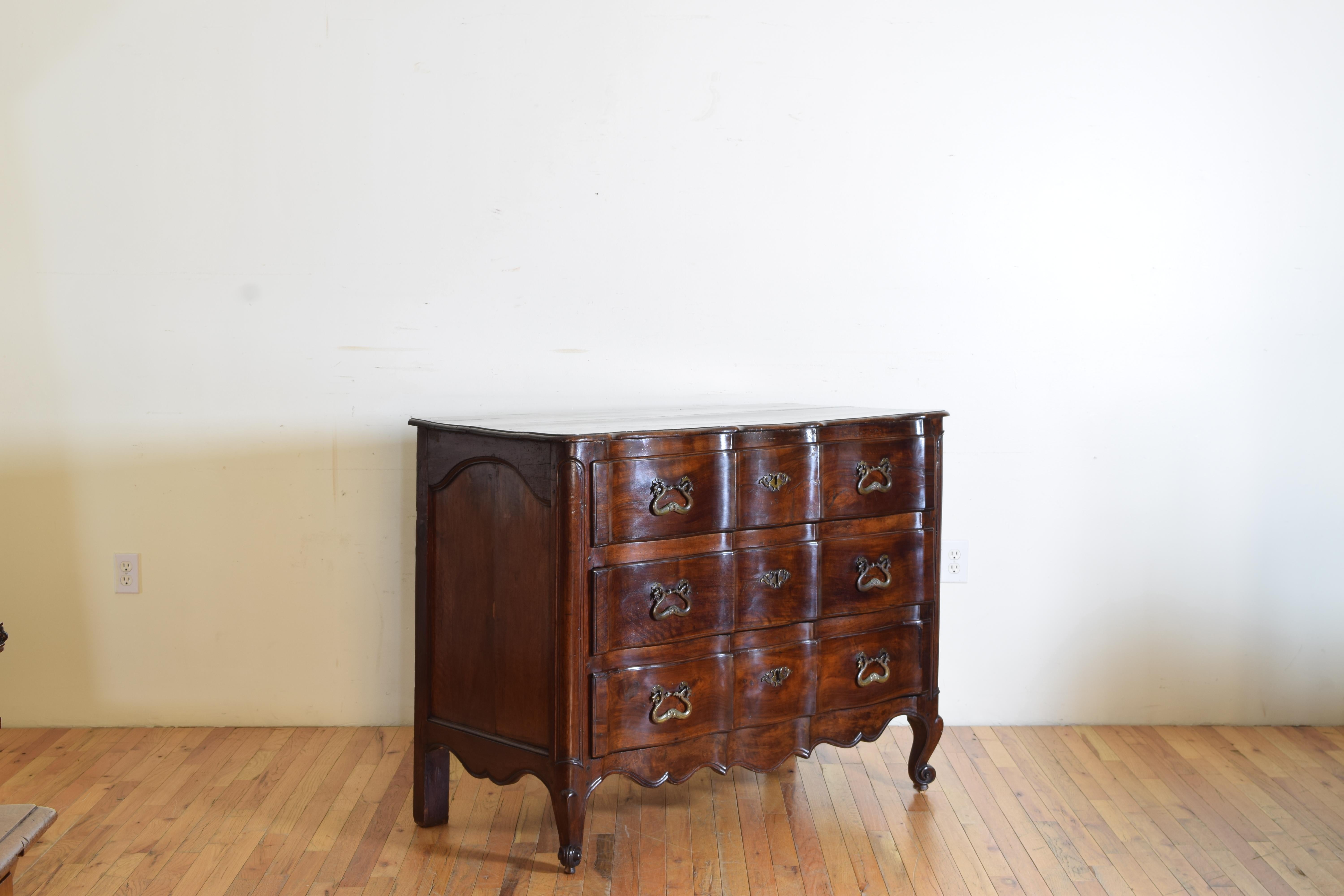 Italian Rococo Provincial Walnut 3-Drawer Commode, Mid-18th Century In Good Condition In Atlanta, GA