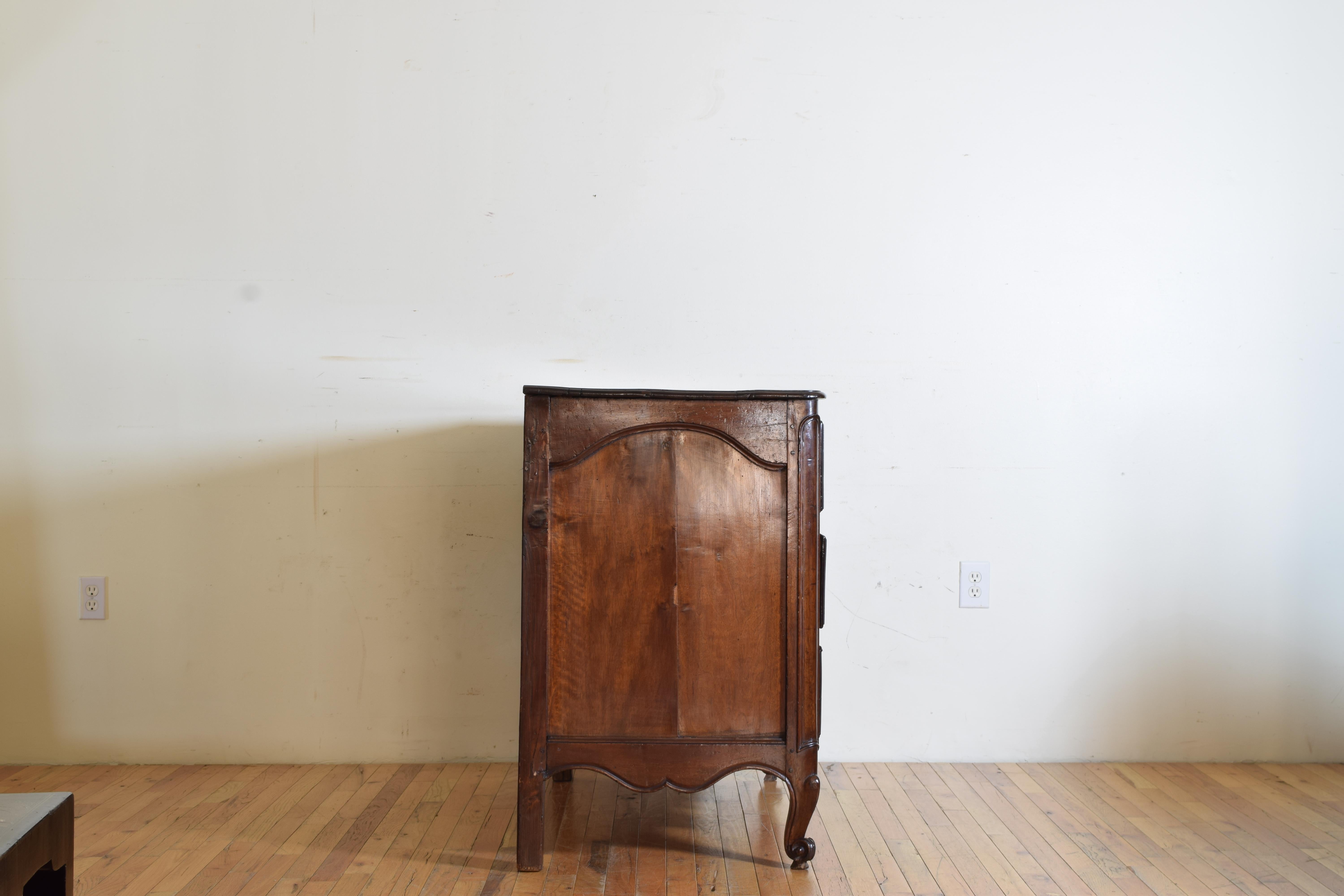 Italian Rococo Provincial Walnut 3-Drawer Commode, Mid-18th Century 1