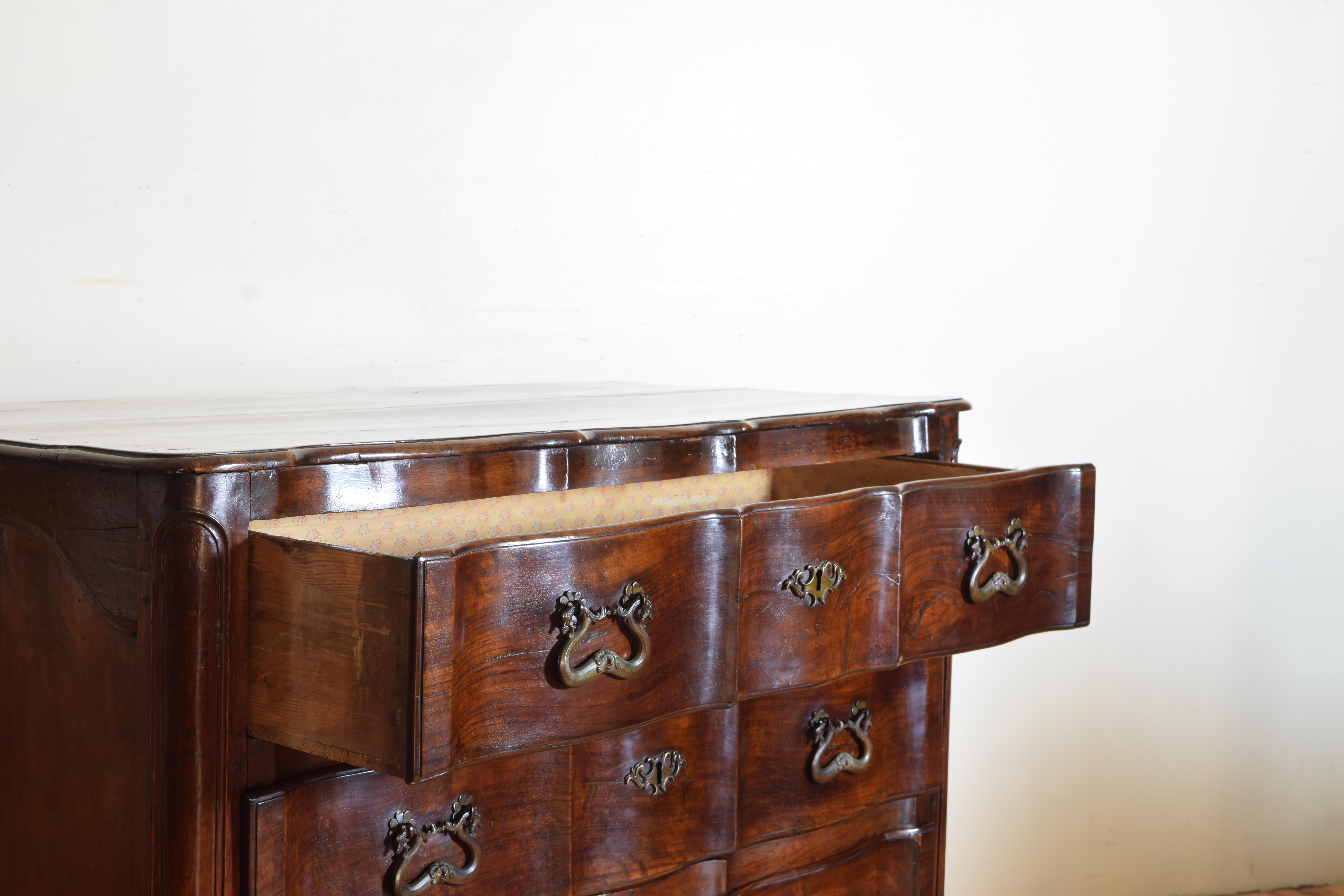 Italian Rococo Provincial Walnut 3-Drawer Commode, Mid-18th Century 2