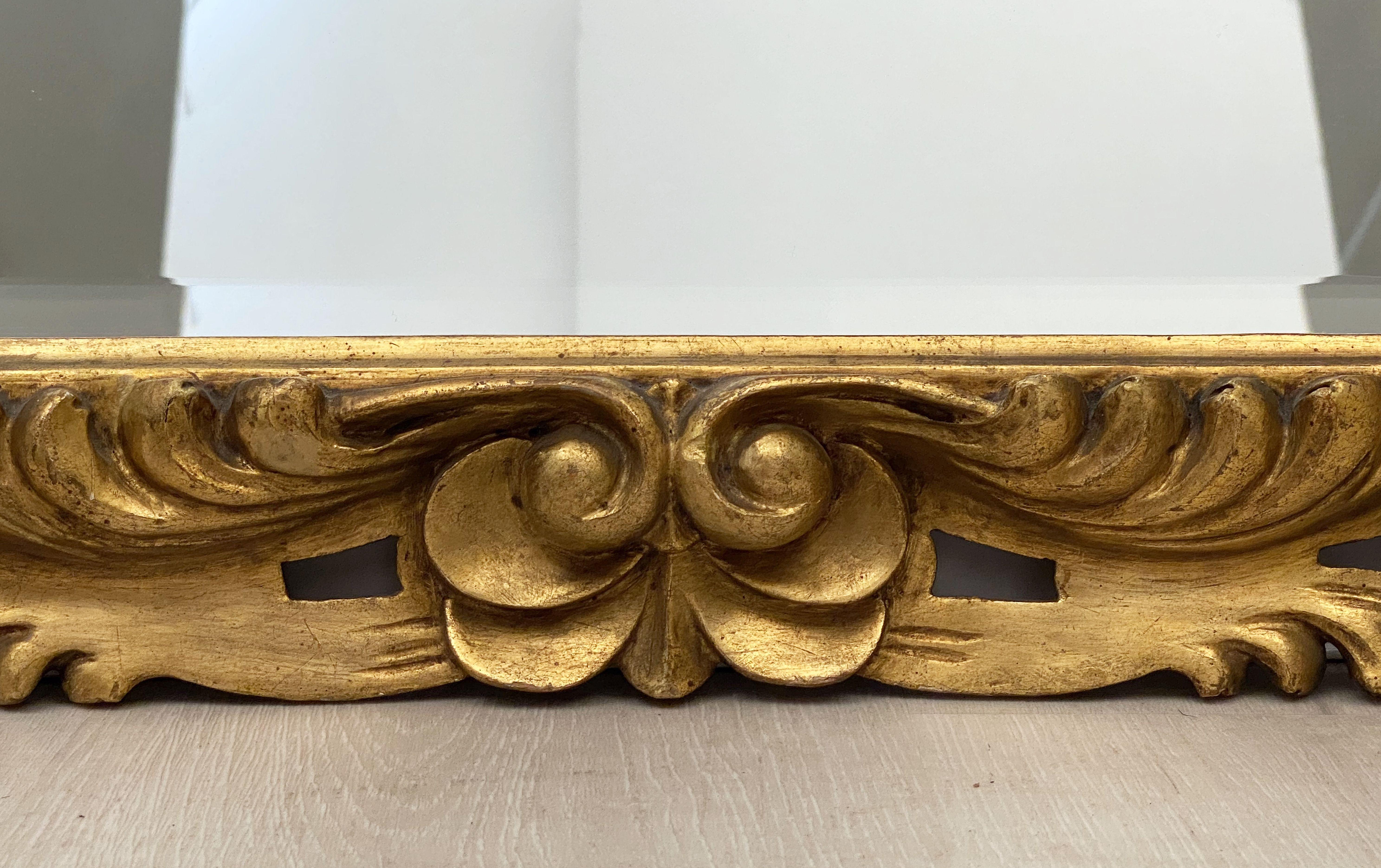 20ième siècle Miroir rectangulaire biseauté italien avec cadre sculpté rococo doré (H 29 x L 23) en vente