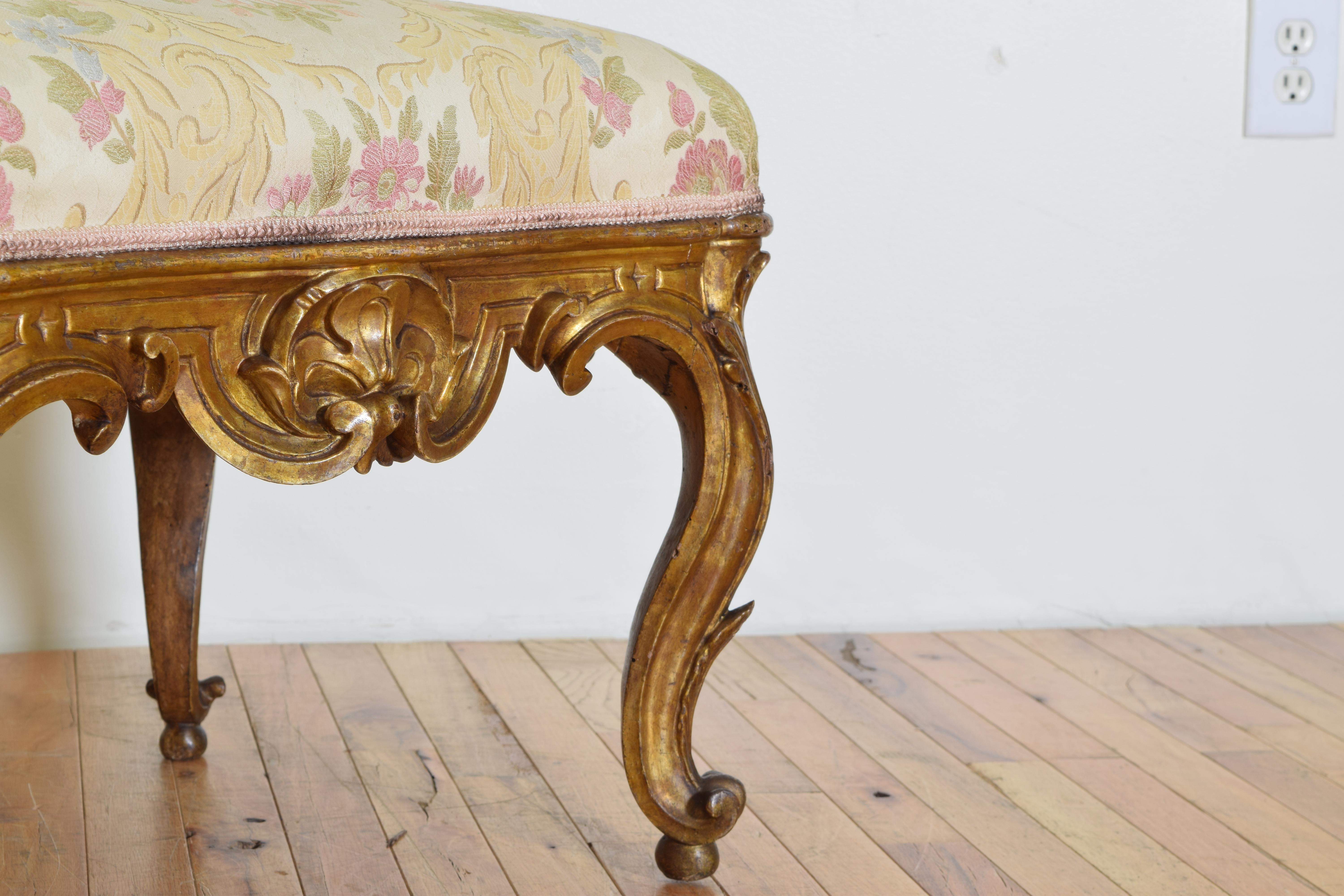 Banc en bois doré sculpté de style néo-rococo italien, 3ème quart du 19ème siècle en vente 1