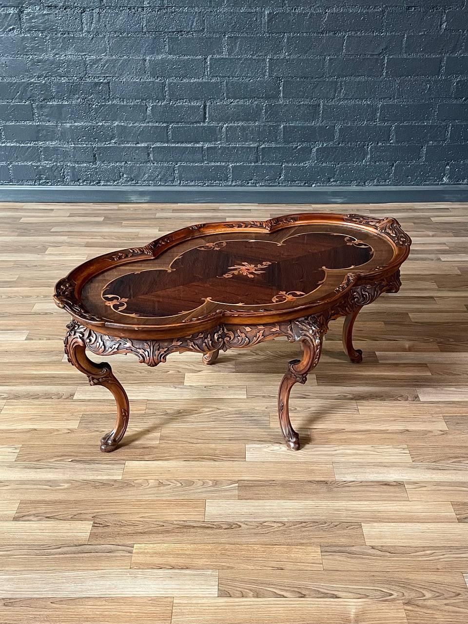 Zustand: Original Vintage By Zustand 
MATERIALIEN: Nussbaum geschnitzt, Satin & Palisander Intarsien
Stil: Italienisches Rokoko-Revival

Dieser exquisite Couchtisch im Stil des italienischen Rokoko-Revivals, der in den Vereinigten Staaten in den