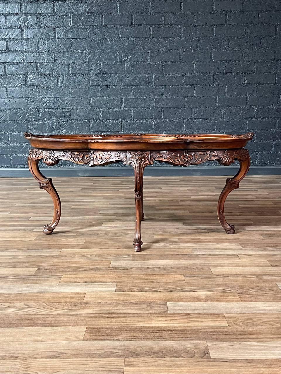 Italienischer Rokoko-Revival-Couchtisch aus geschnitztem Nussbaumholz mit floraler Intarsienarbeit im Zustand „Gut“ in Los Angeles, CA