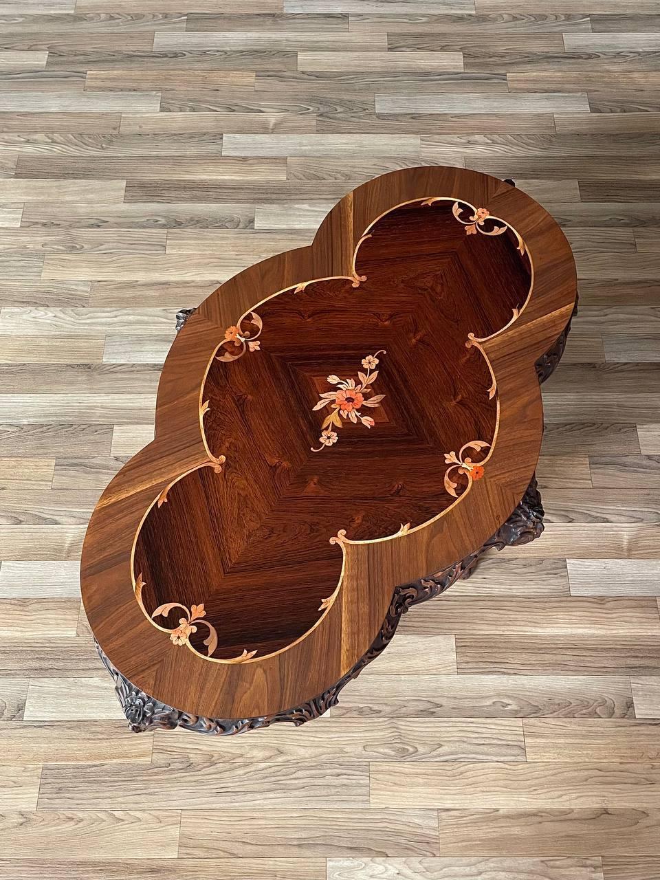 Italienischer Rokoko-Revival-Couchtisch aus geschnitztem Nussbaumholz mit floraler Intarsienarbeit (Satin)