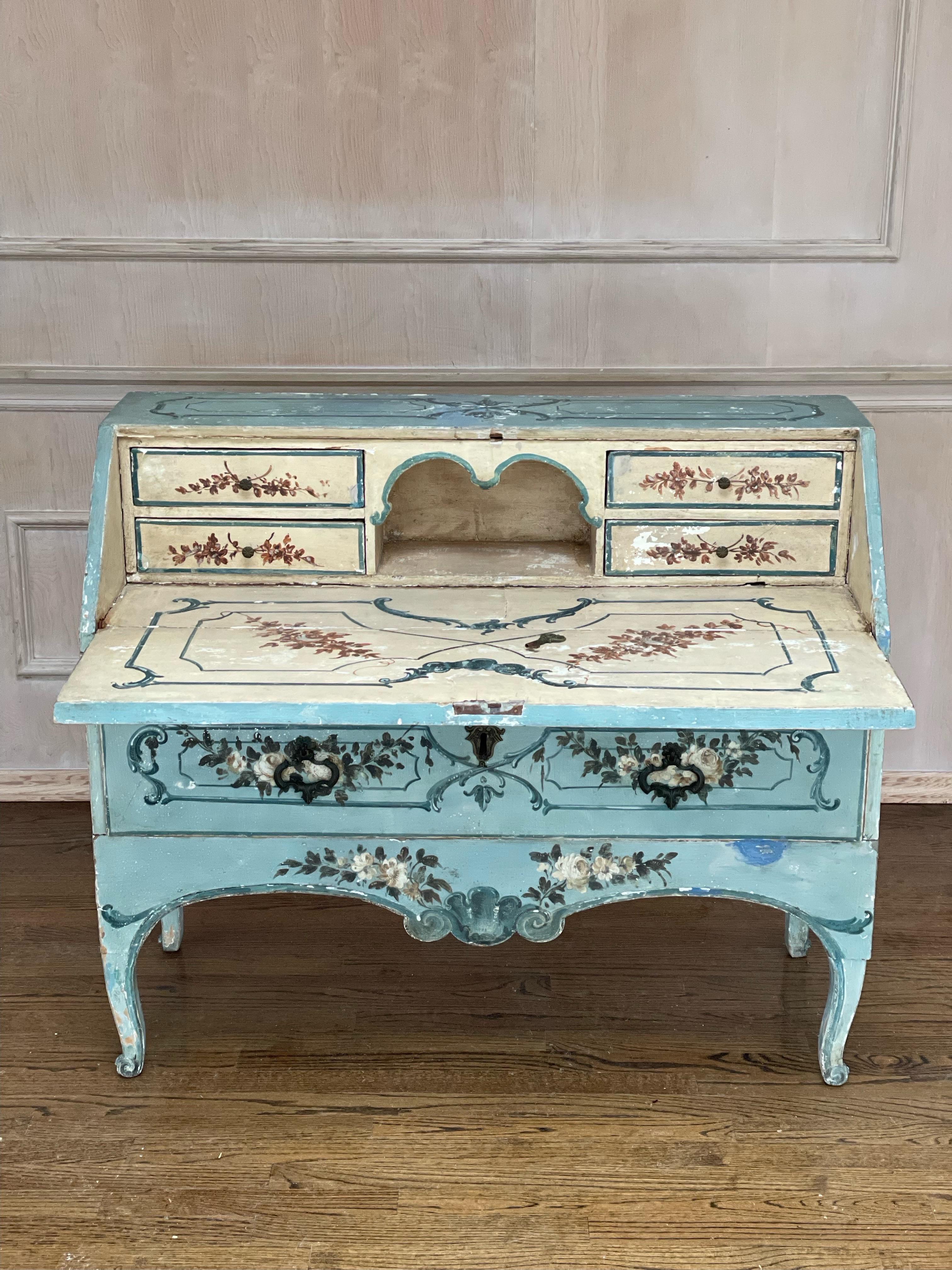 Scrivania italiana in stile rococò, fine XIX secolo
Questo affascinante scrittoio dipinto in stile rococò italiano, probabilmente risalente alla fine del XIX secolo, presenta un delicato motivo floreale su una cornice in legno dipinto di blu chiaro.