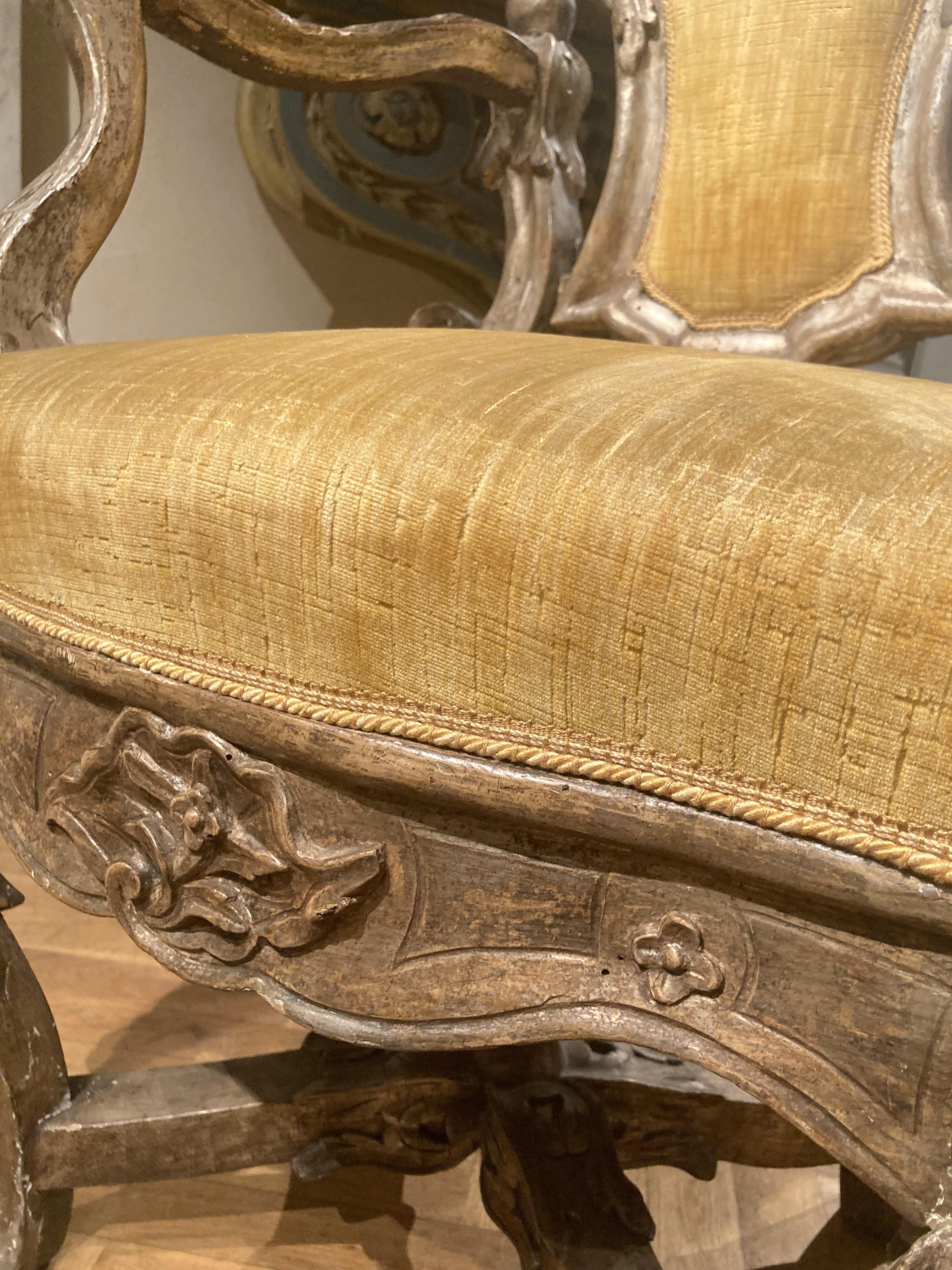 Tissu d'ameublement Fauteuil trône baroque italien Mecca en bois doré argenté, Rome 17ème siècle en vente