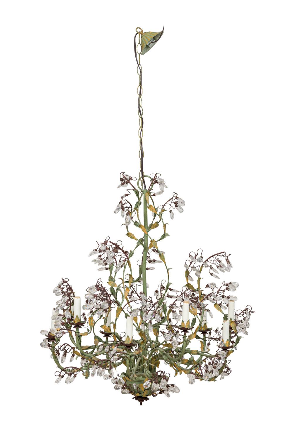 Lampadario a 10 bracci in stile rococò italiano (metà del secolo scorso) con elementi floreali e fogliame in oro con intricate gocce di cristallo sostenute da bracci verdi disposti in modo asimmetrico con portalampade a candela e baldacchino.