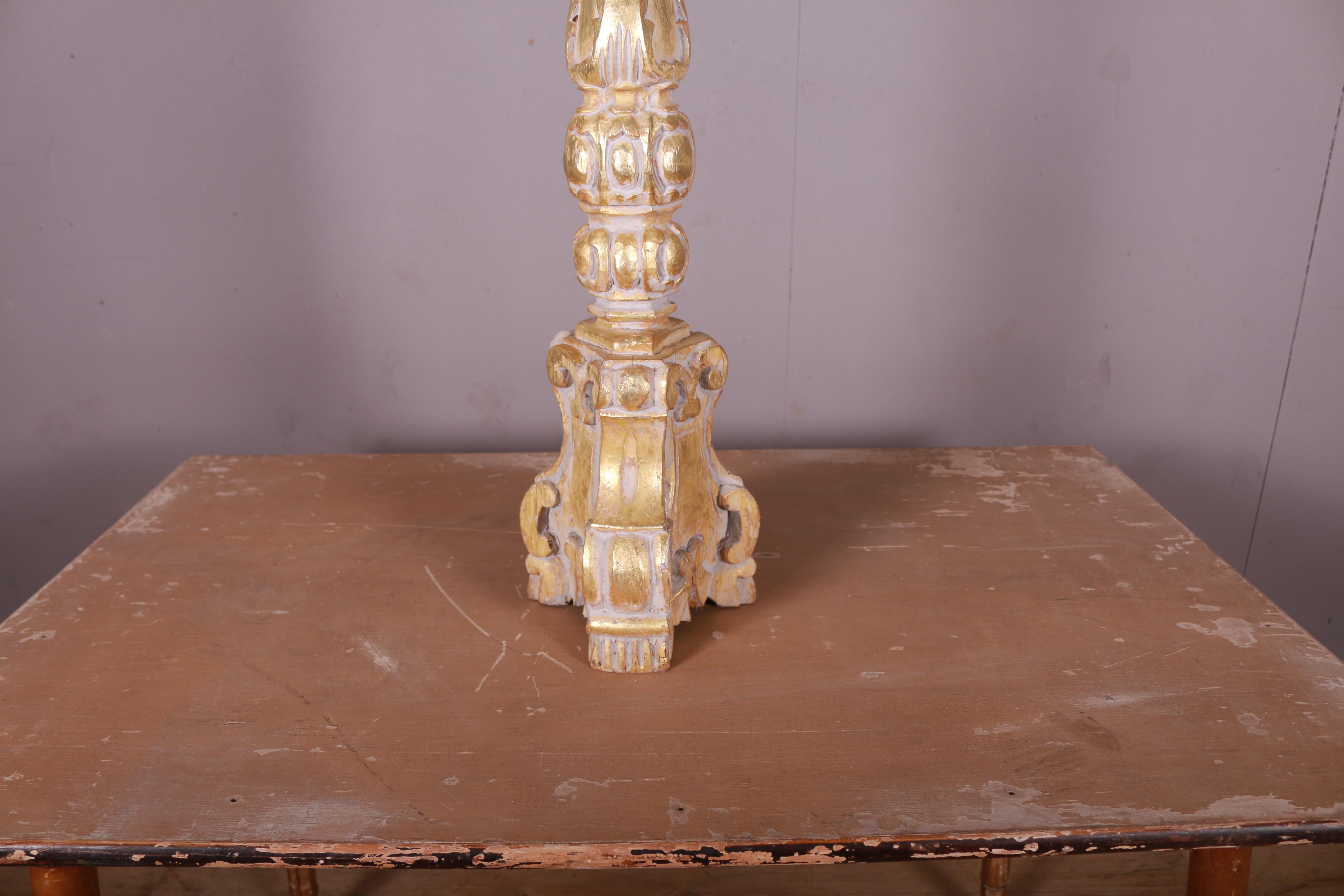 Italian Rococo Style 1890s Giltwood Painted Candlestick with Carved Scrolls For Sale 1