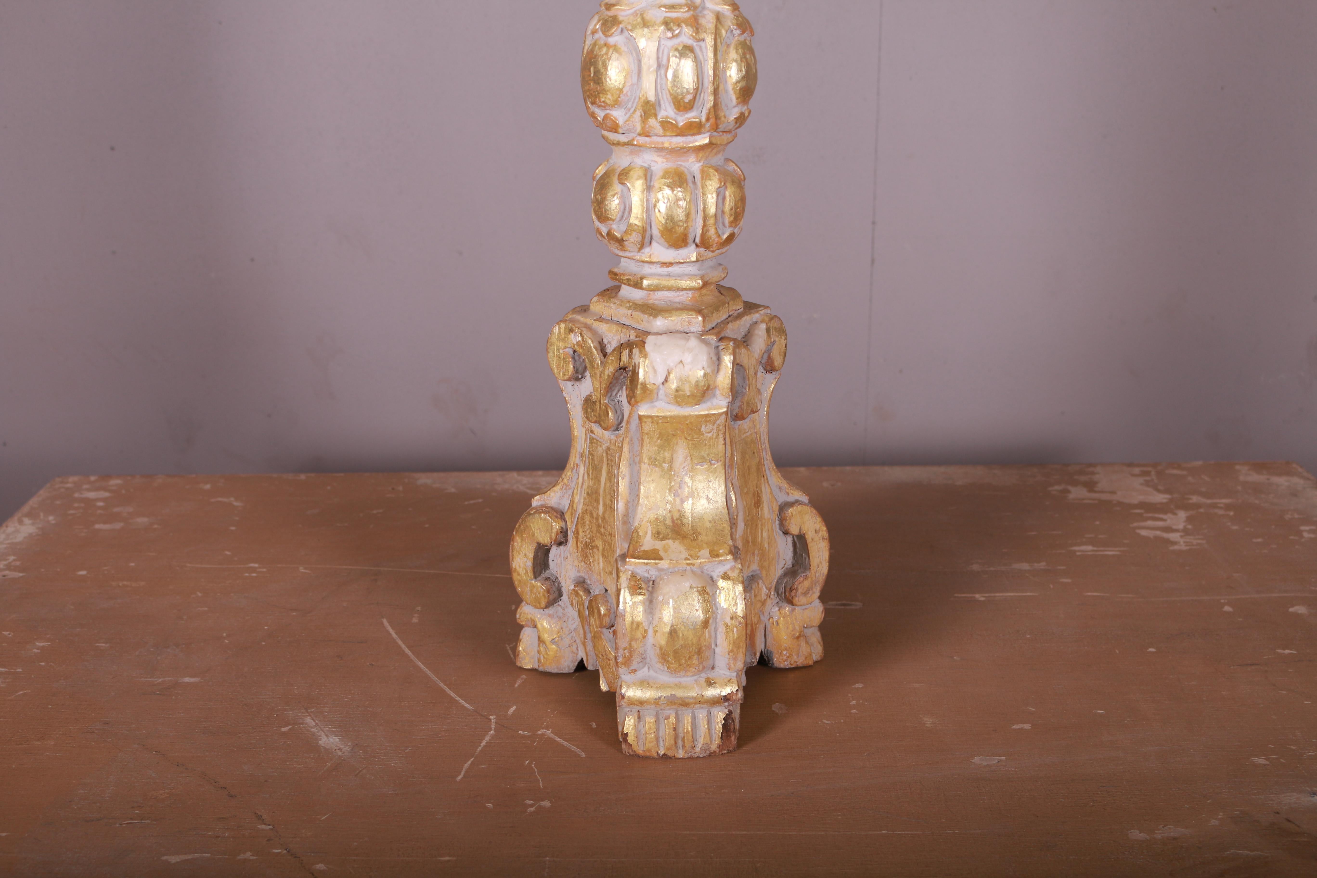 Italian Rococo Style 1890s Giltwood Painted Candlestick with Carved Scrolls For Sale 4