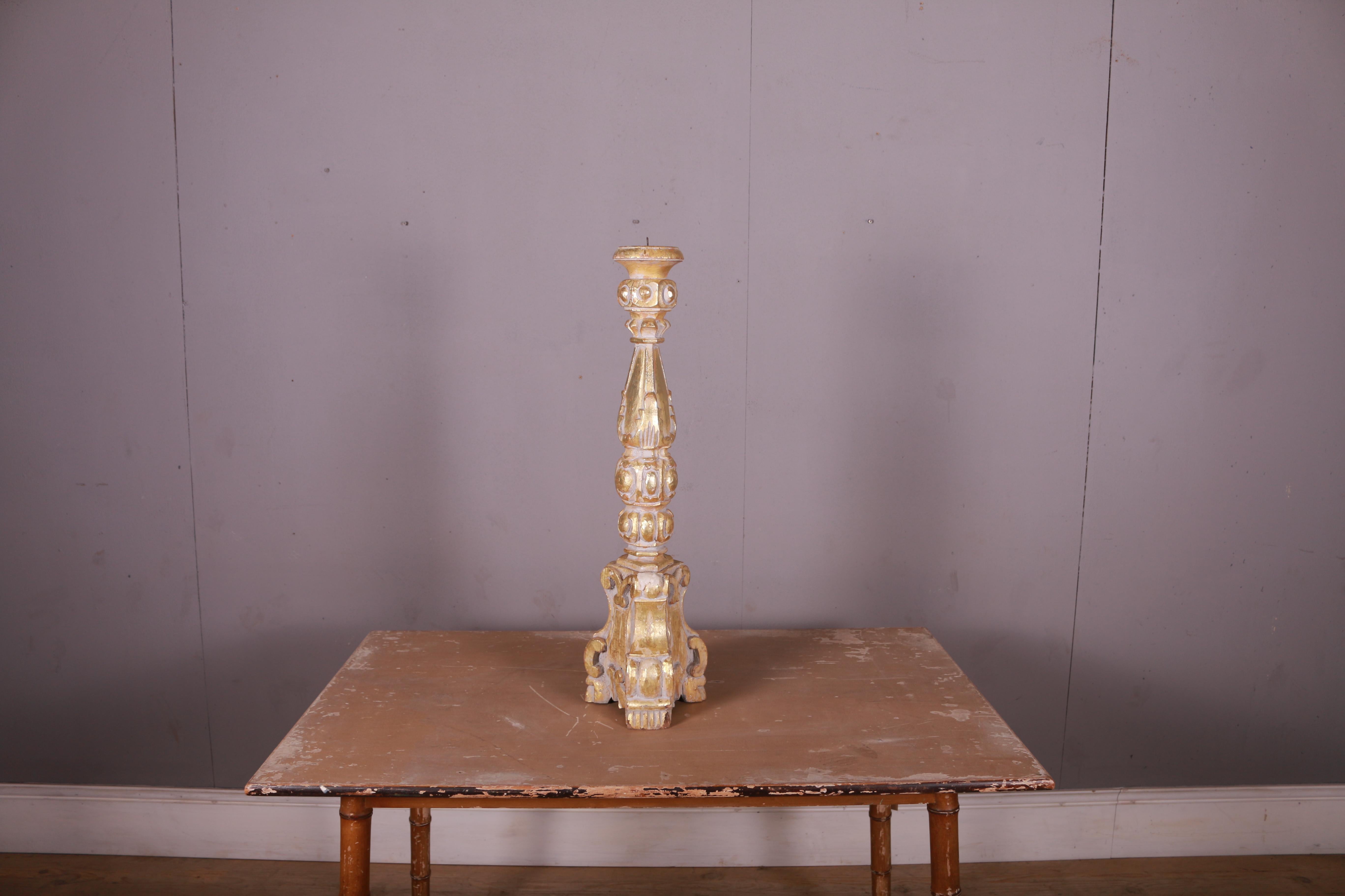 Italian Rococo Style 1890s Giltwood Painted Candlestick with Carved Scrolls For Sale 5