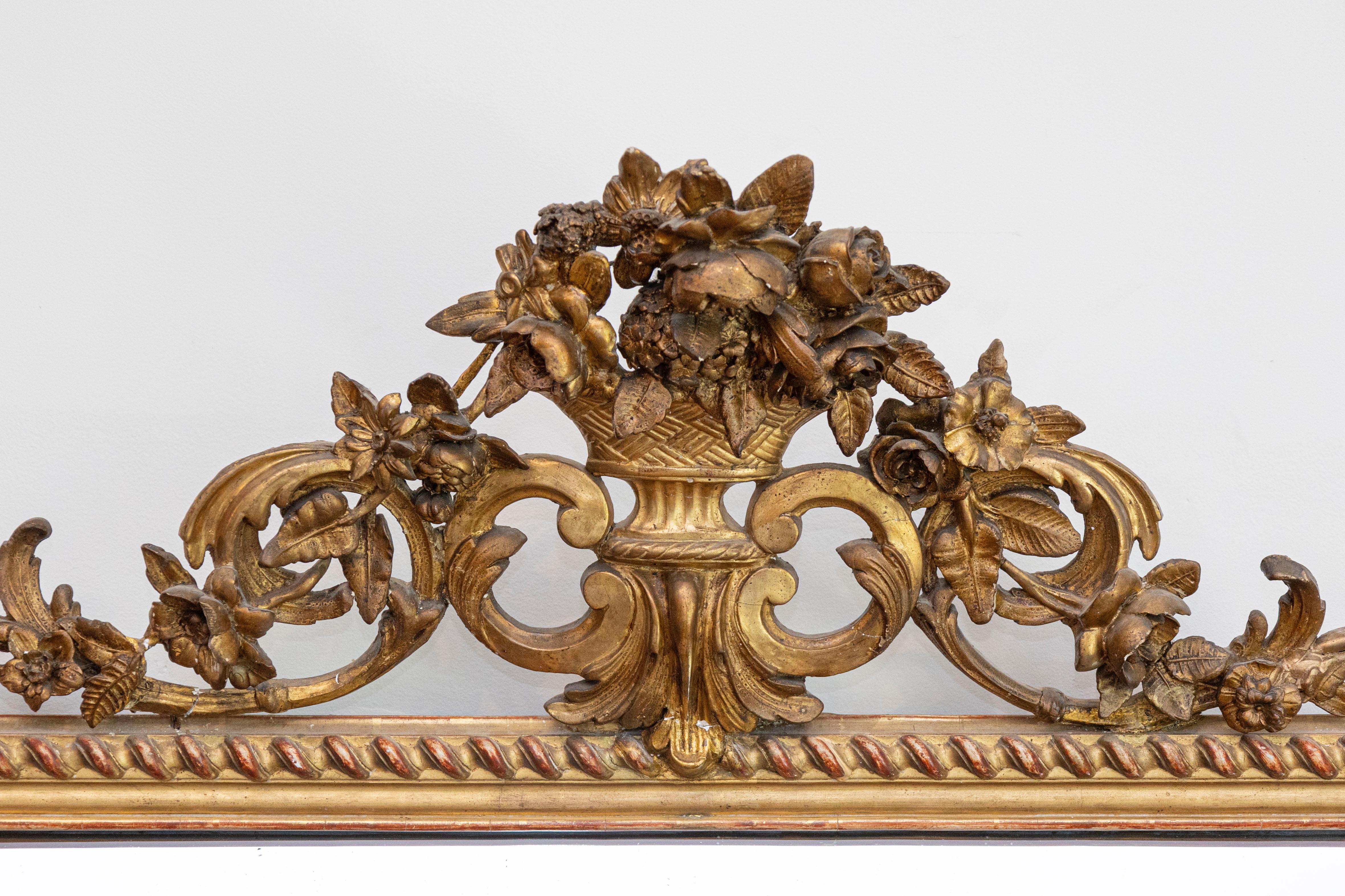 Italienischer Rokoko-Stil 19. Jahrhundert Giltwood Pareclose Spiegel mit geschnitztem Wappen (Handgeschnitzt) im Angebot