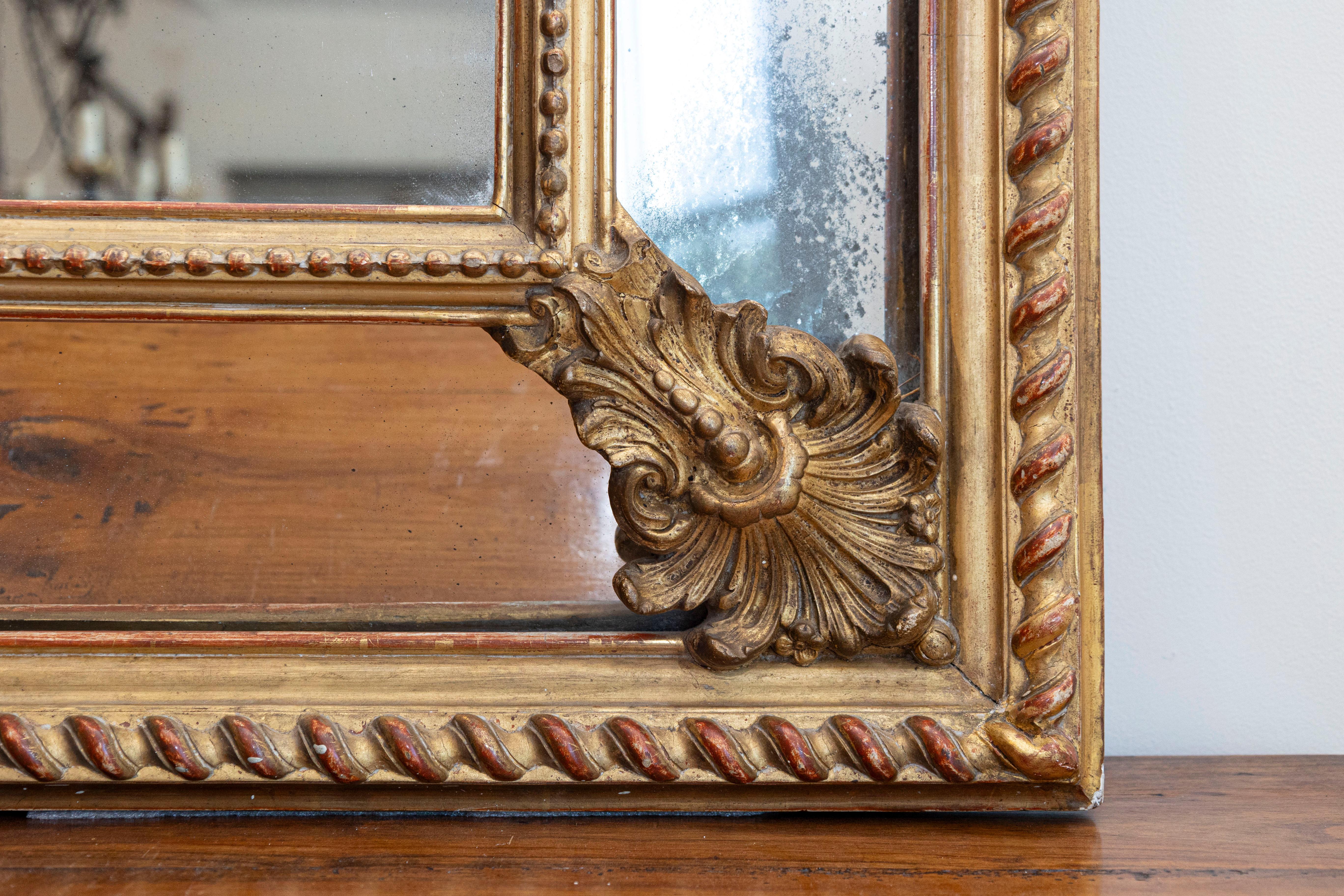 Italienischer Rokoko-Stil 19. Jahrhundert Giltwood Pareclose Spiegel mit geschnitztem Wappen im Zustand „Gut“ im Angebot in Atlanta, GA