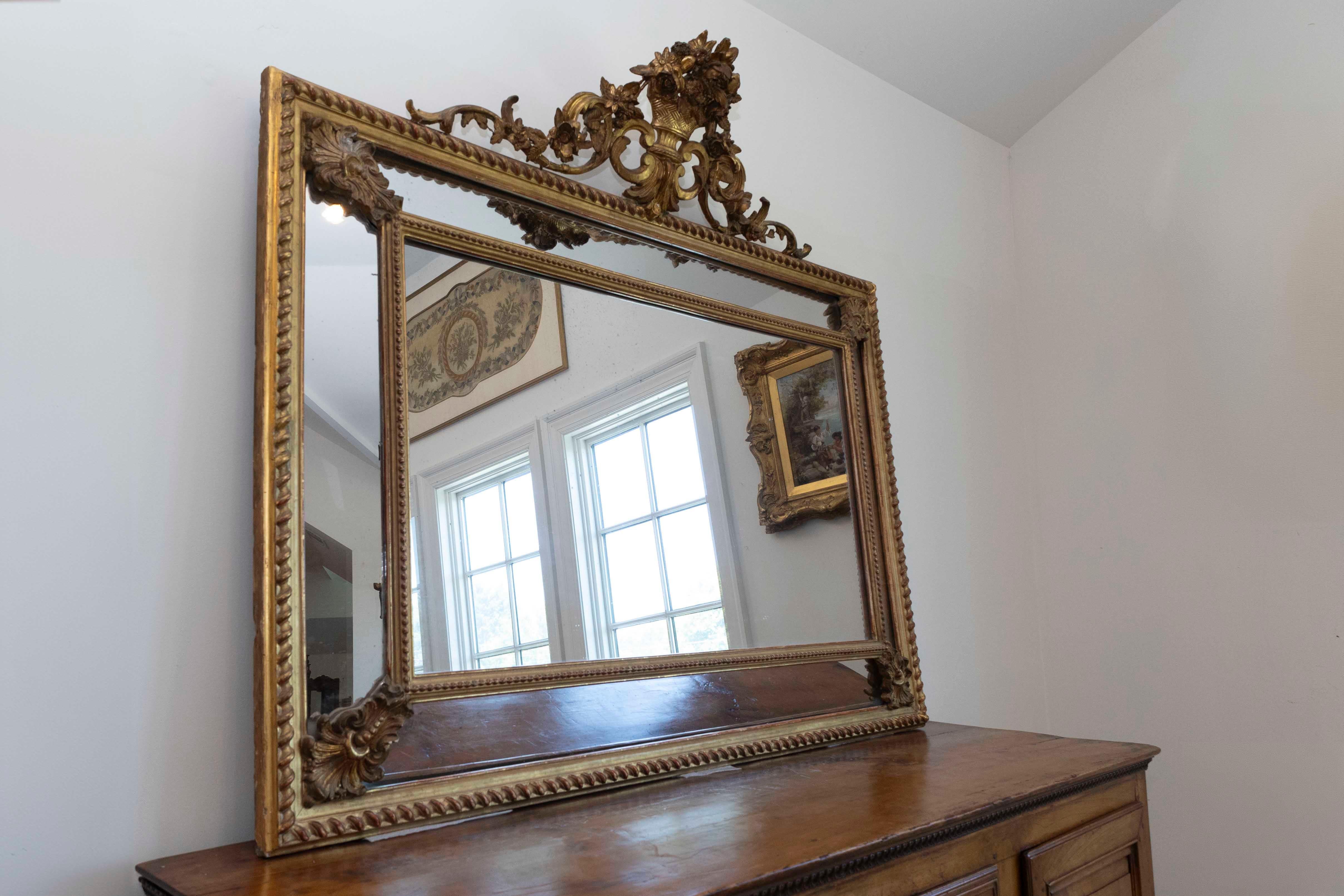 Italienischer Rokoko-Stil 19. Jahrhundert Giltwood Pareclose Spiegel mit geschnitztem Wappen im Angebot 1