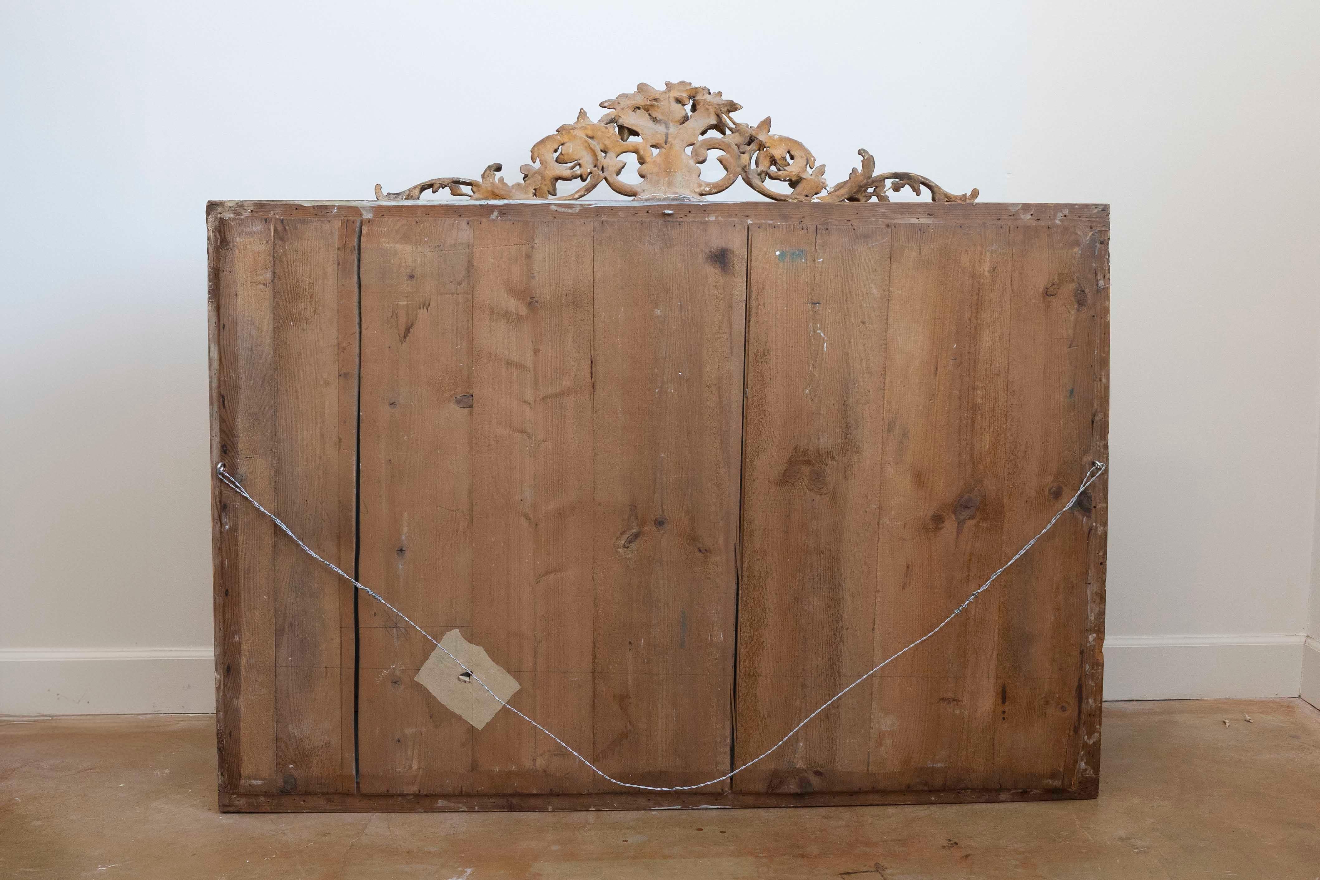 Italienischer Rokoko-Stil 19. Jahrhundert Giltwood Pareclose Spiegel mit geschnitztem Wappen im Angebot 2