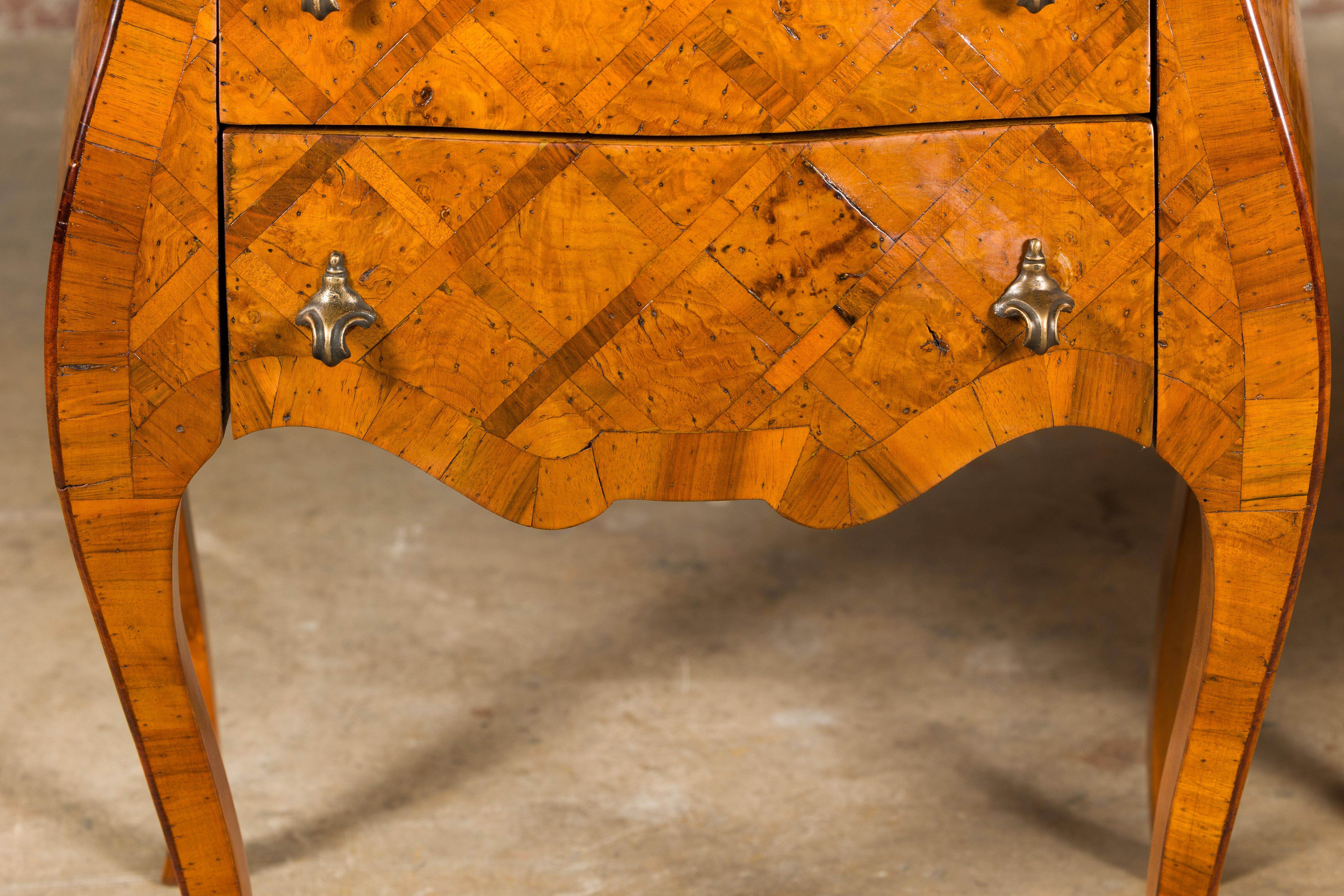 Coffres de chevet italiens de style rococo en marqueterie de bois de ronce avec pieds cabriole en vente 2