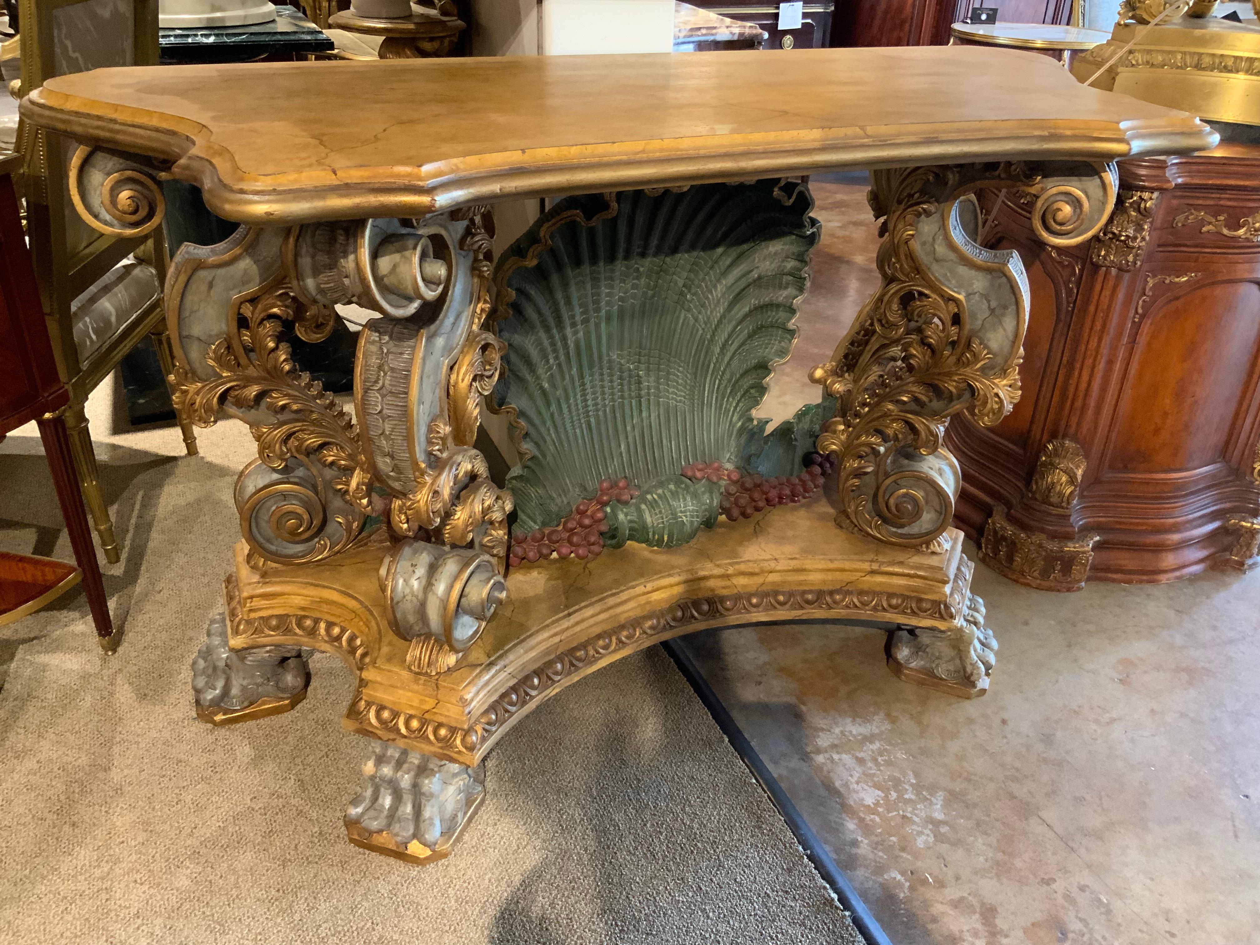 Der einzigartige Stil dieses Stücks macht es zu etwas Besonderem. Die Spitze ist
Kunstmalerei in blassen Goldtönen, die an Marmor erinnern.
Der Boden ist mit Schnitzereien und Schnörkeln in Grüntönen und
Gold. Die Füße sind in einem Klauenmuster