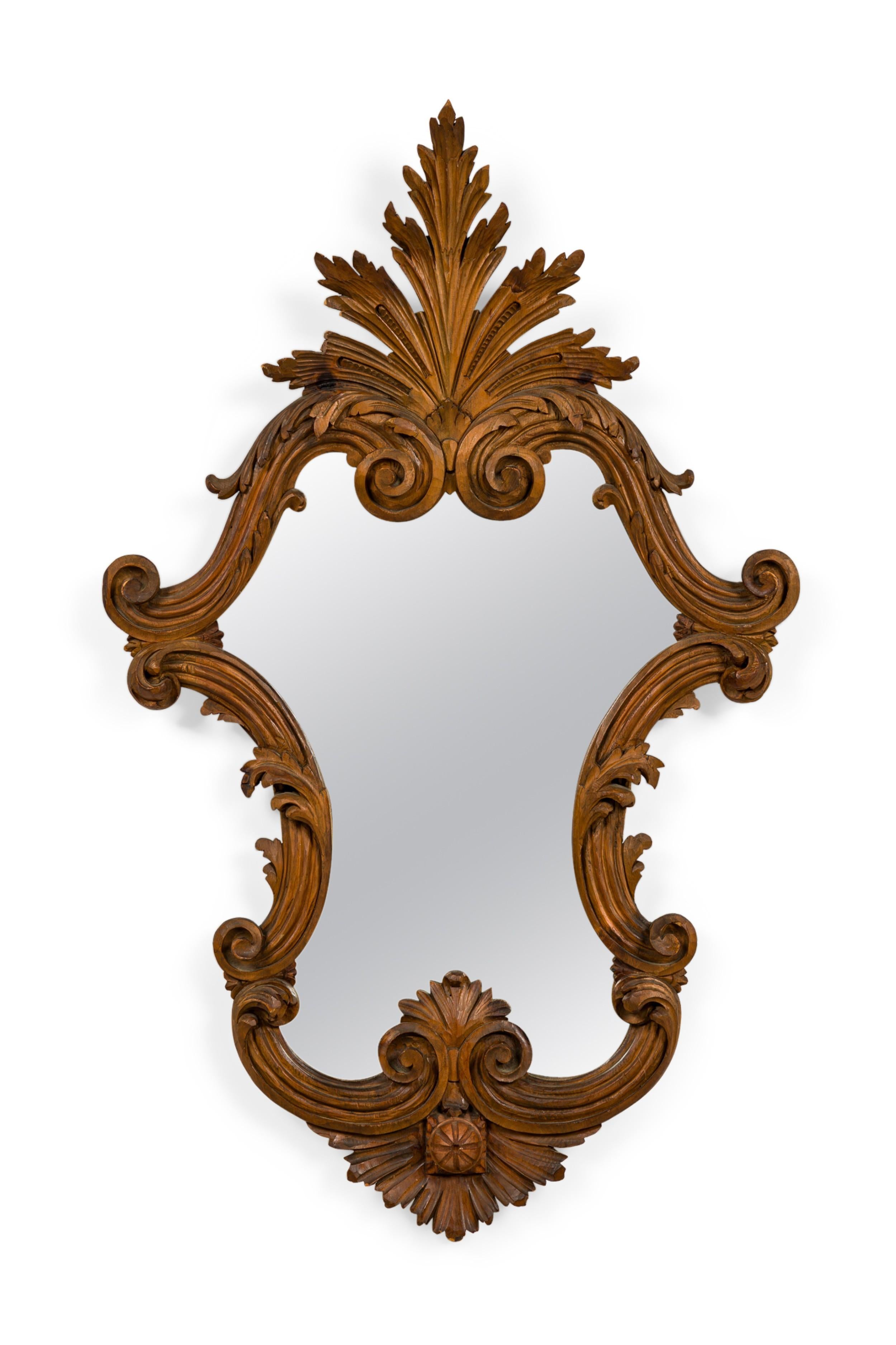 2 specchi da parete in stile rococò italiano (XX secolo) in legno di frutta a forma di cartiglio, con cornice a nastro e a volute. (PREZZO OGNI)
