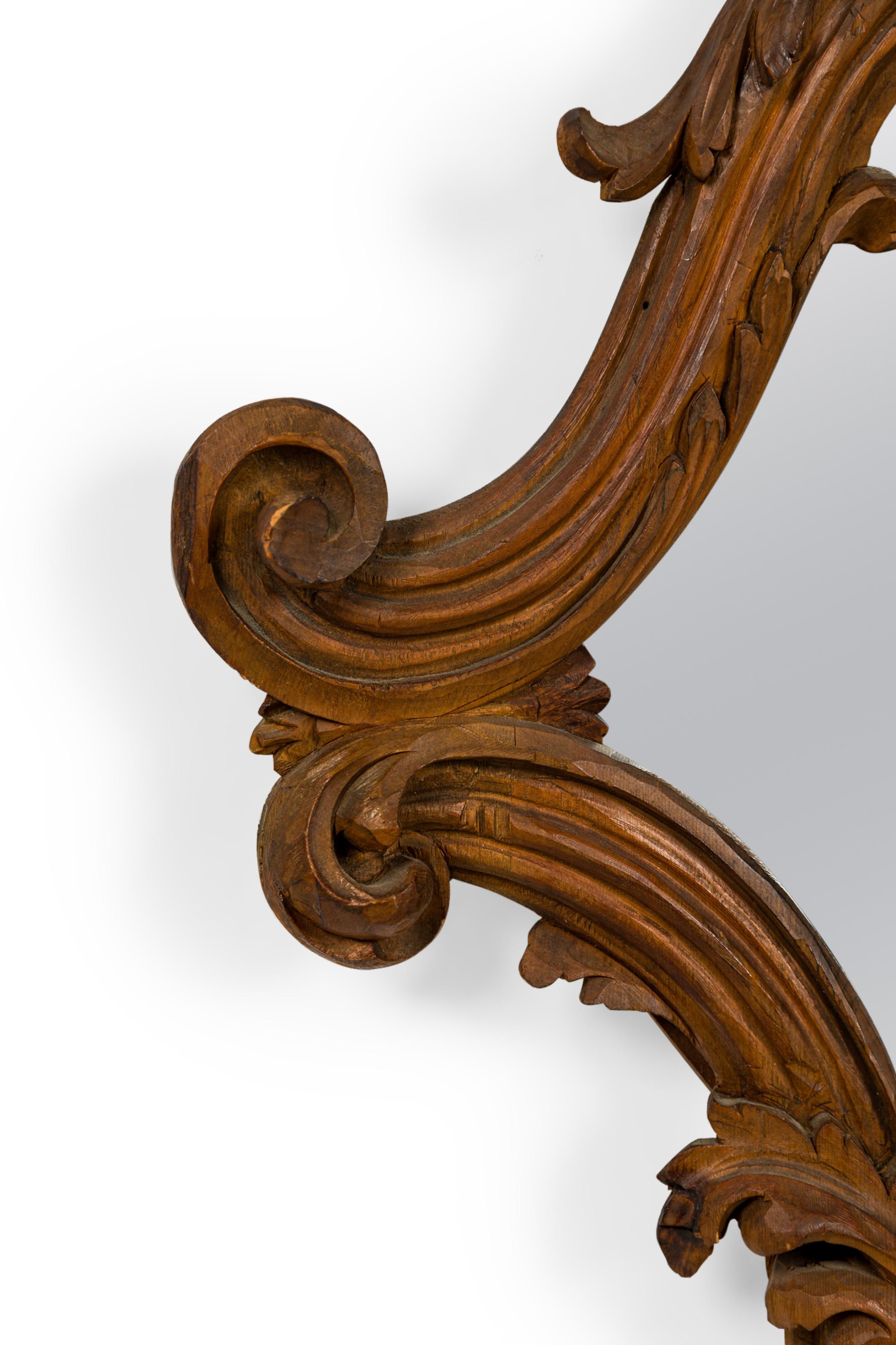 Fatto a mano Specchi da parete in legno da frutto intagliati a forma di cartiglio in stile rococò italiano in vendita