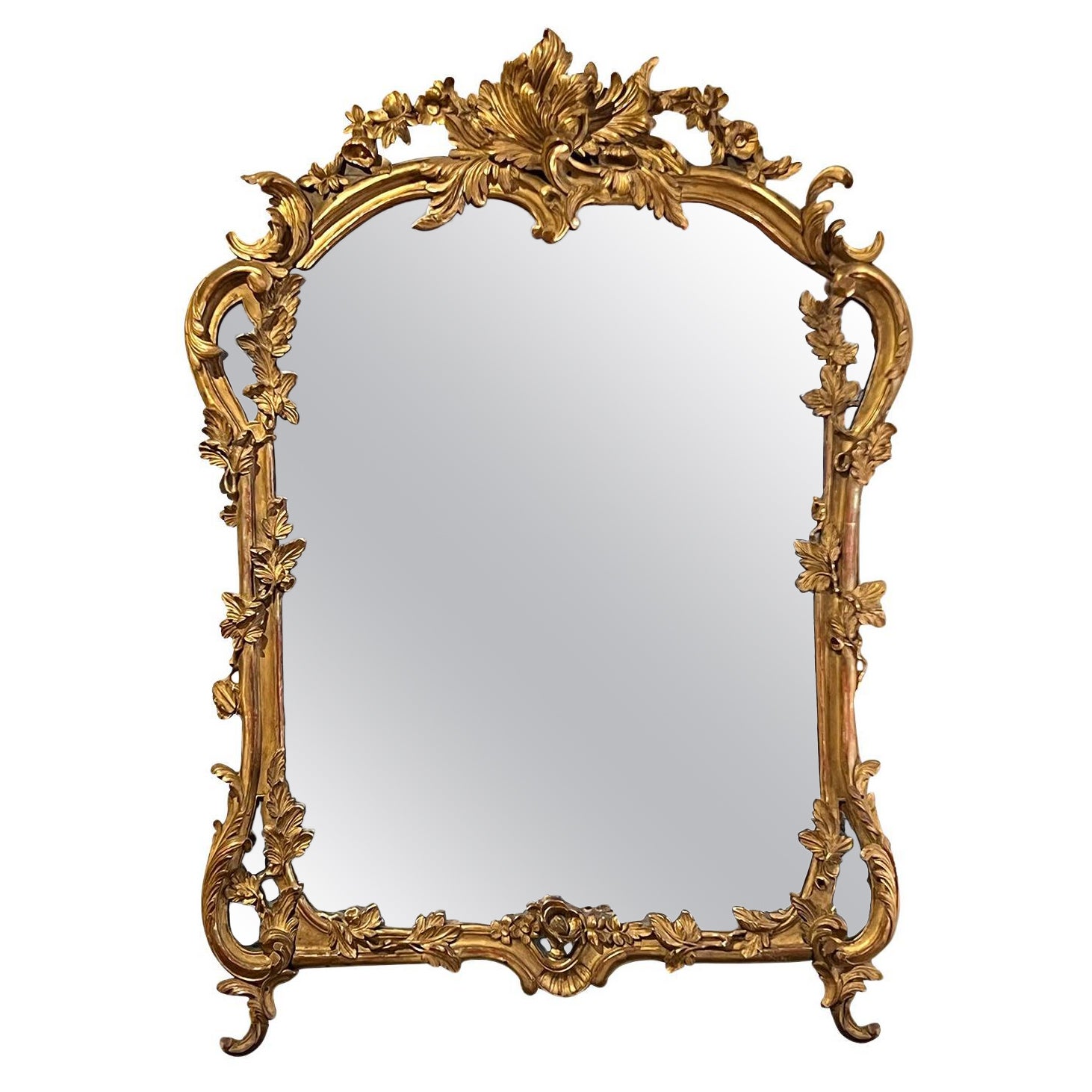Miroir italien en bois doré sculpté de style rococo avec des fleurs et des feuilles de vigne