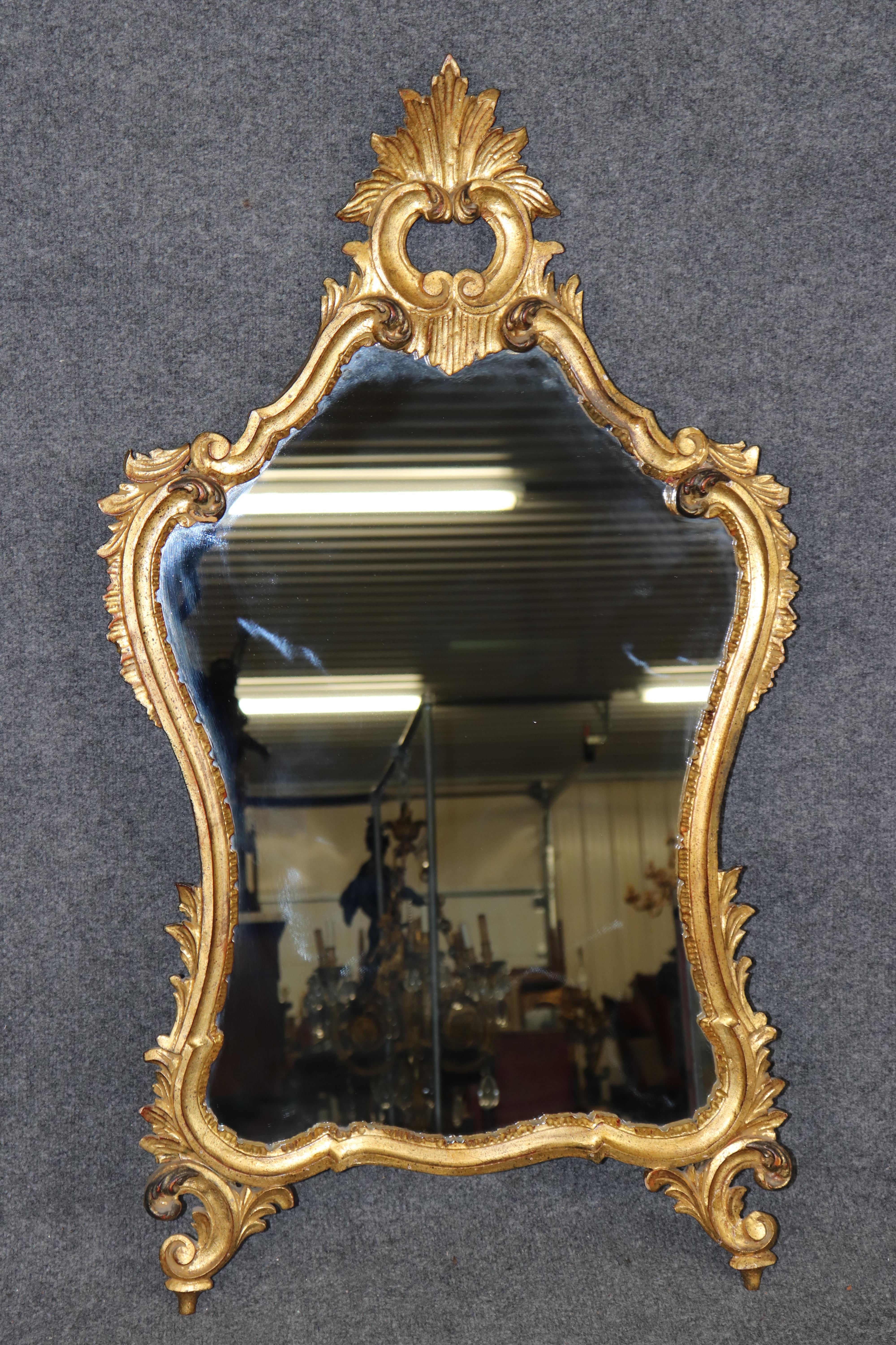 Dimensiones - Al: 44 1/4 pulg An: 25 pulg D: 2 pulg 

Espejo de pared vintage de estilo rococó italiano, bellamente ornamentado, de mediados del siglo XX, hacia 1950-1960. Este llamativo espejo muestra la suntuosa artesanía y el exuberante lenguaje