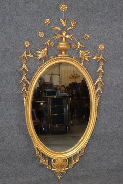 Miroir italien de style rococo sculpté, doré et décoré de fleurs