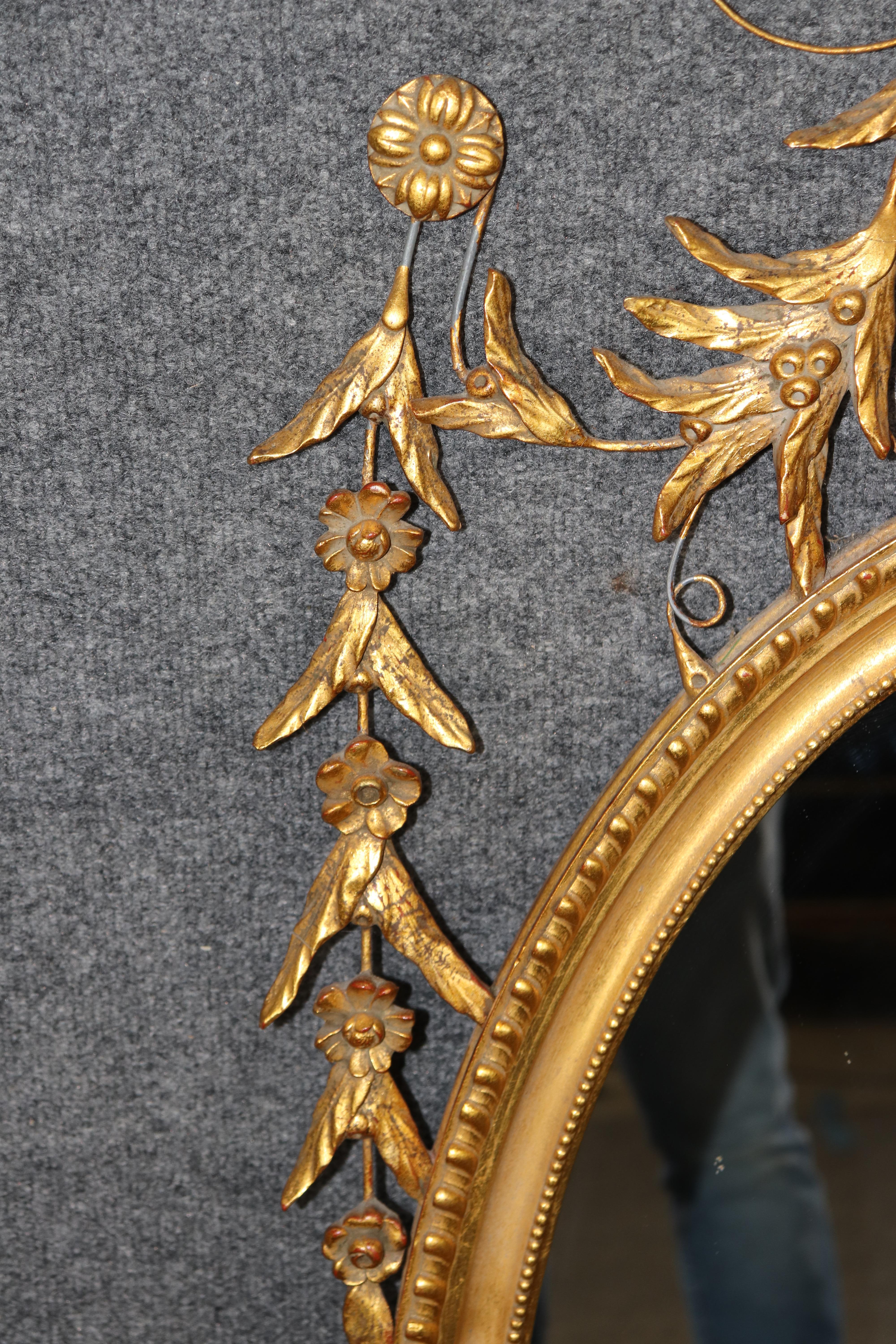 Italienischer Rokoko-Stil geschnitzt Gold vergoldet Spiegel mit floralen Dekorationen (Handgeschnitzt) im Angebot