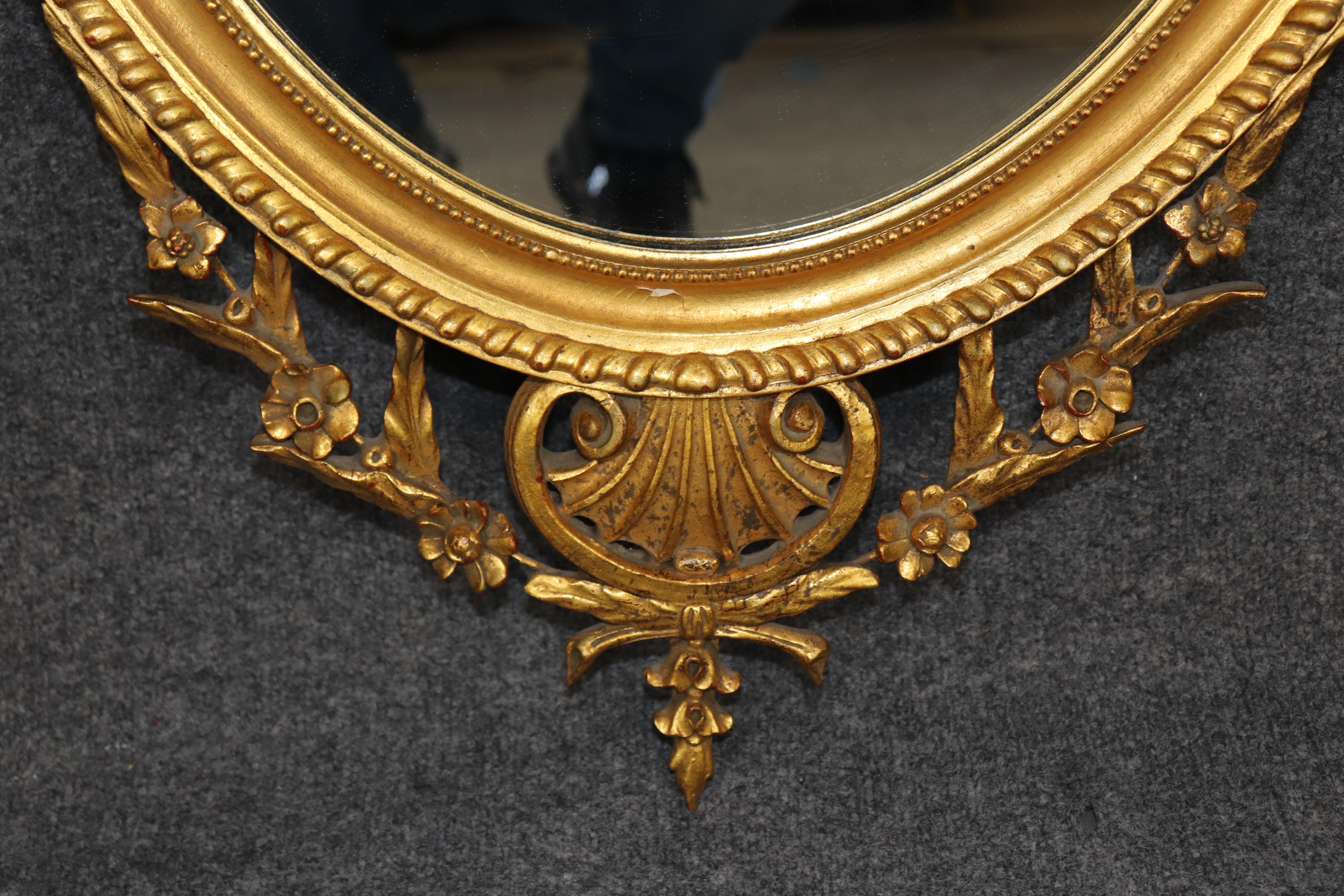 Italienischer Rokoko-Stil geschnitzt Gold vergoldet Spiegel mit floralen Dekorationen im Zustand „Gut“ im Angebot in Swedesboro, NJ
