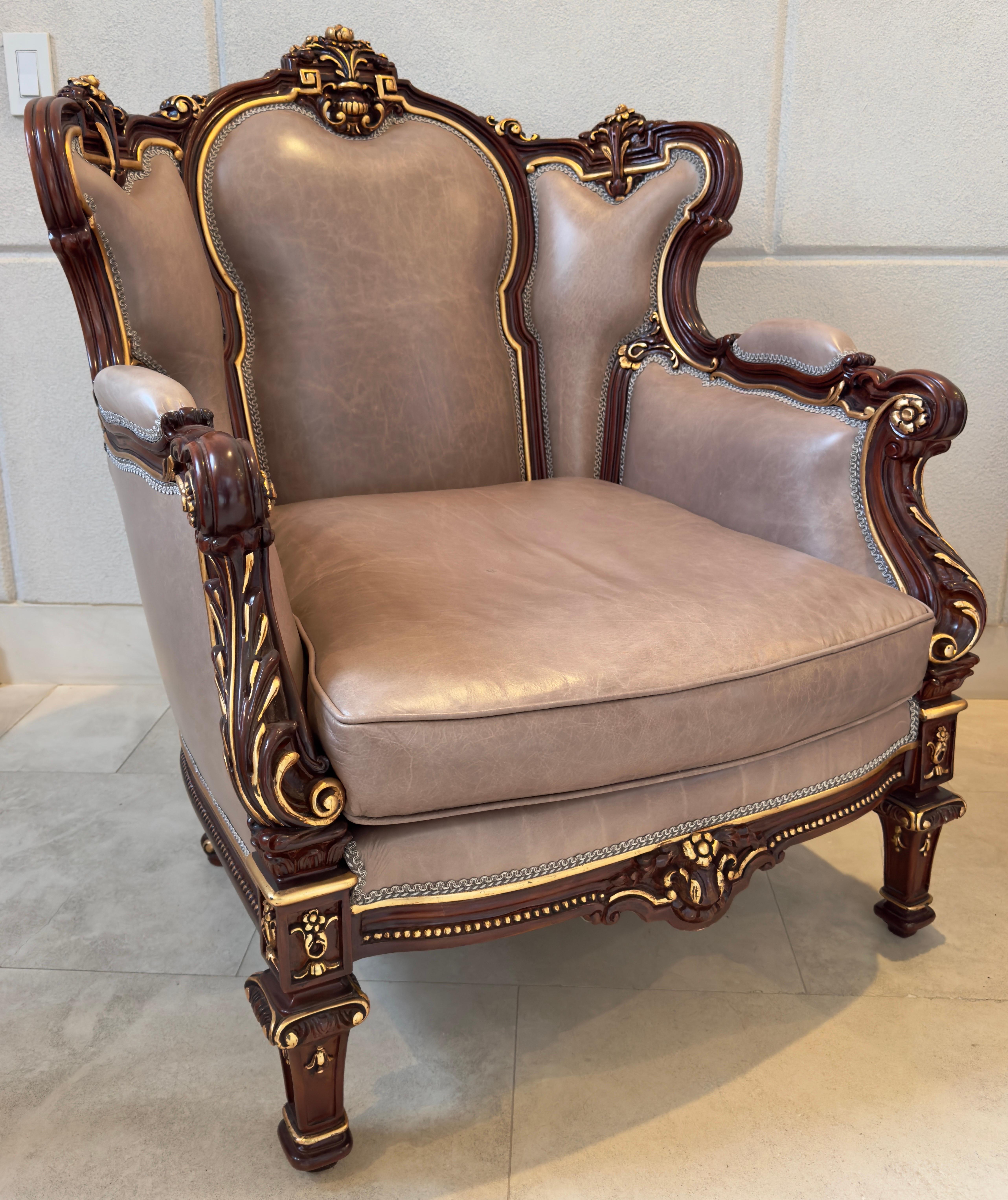 Paire de chaises Bergere italiennes en Wood Wood sculpté et garnies de cuir, style Rococo Bon état - En vente à Plainview, NY