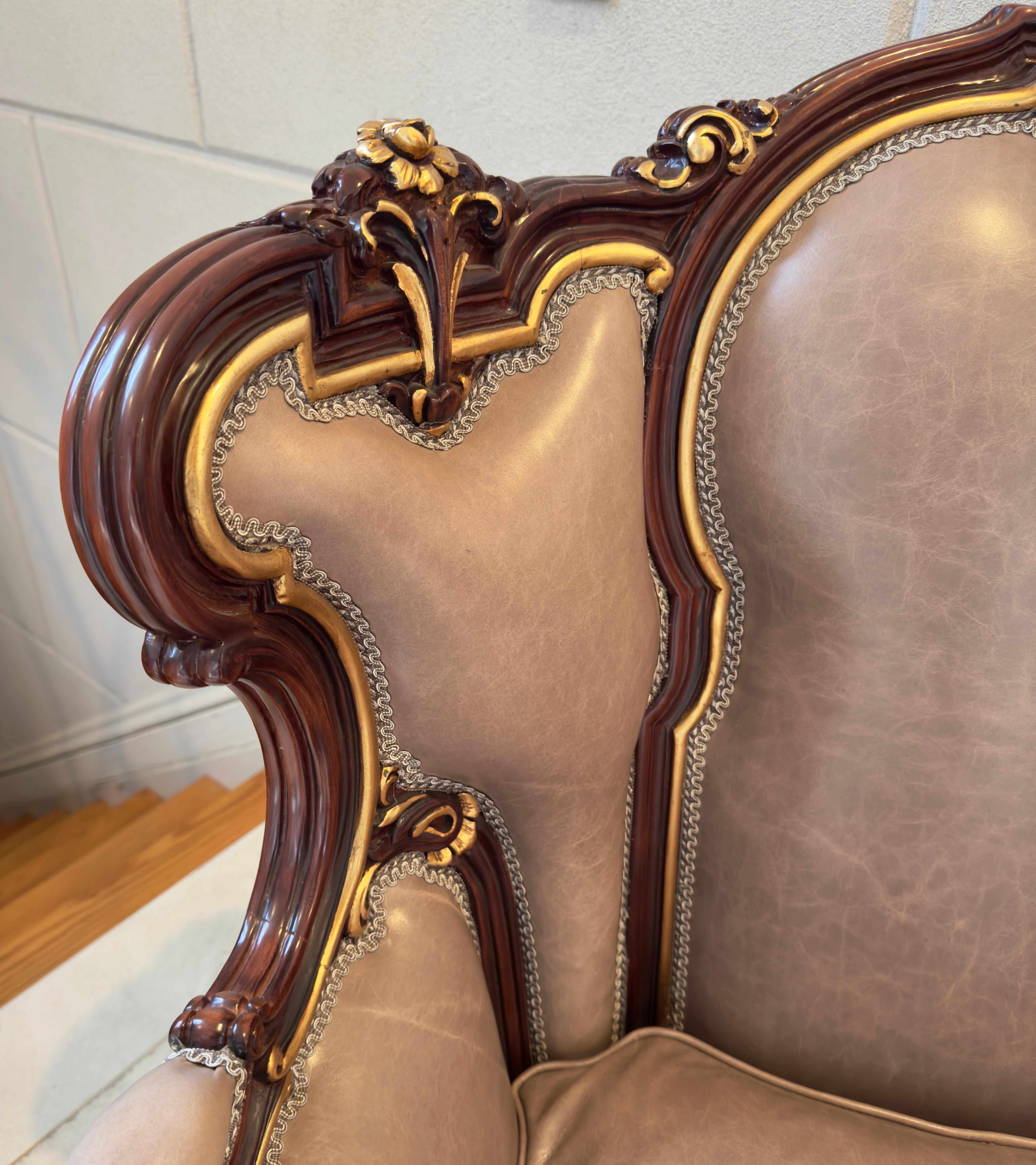 Cuir Paire de chaises Bergere italiennes en Wood Wood sculpté et garnies de cuir, style Rococo en vente