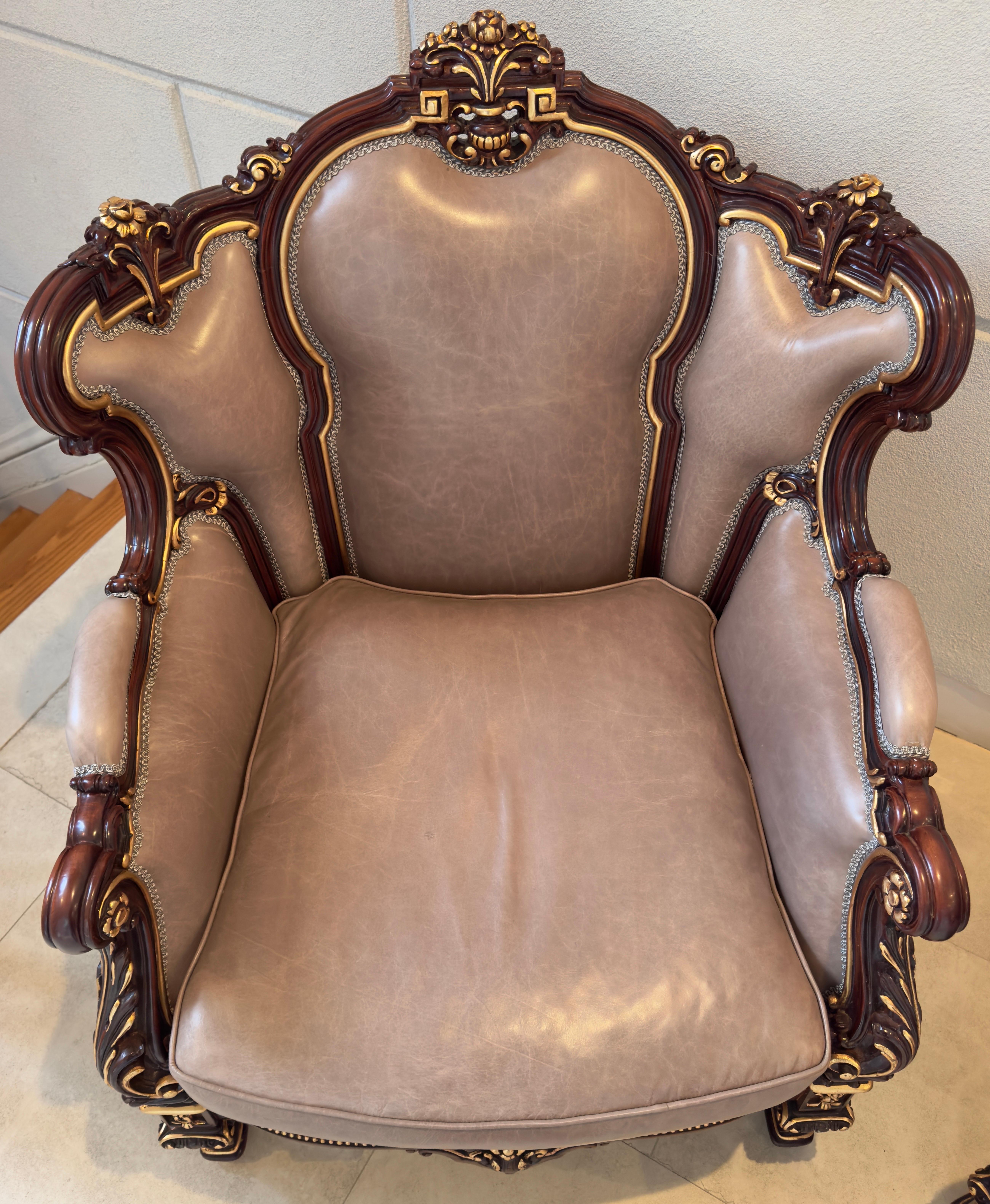 Paire de chaises Bergere italiennes en Wood Wood sculpté et garnies de cuir, style Rococo en vente 3