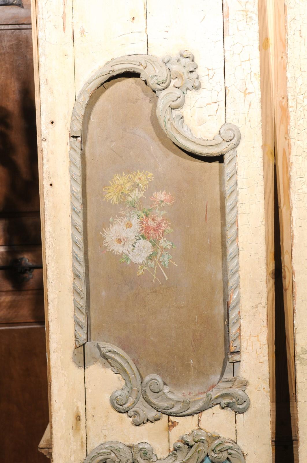 Italienische Türpaneele im Rokoko-Stil des frühen 19. Jahrhunderts mit bemalten Blumensträußen (Geschnitzt)