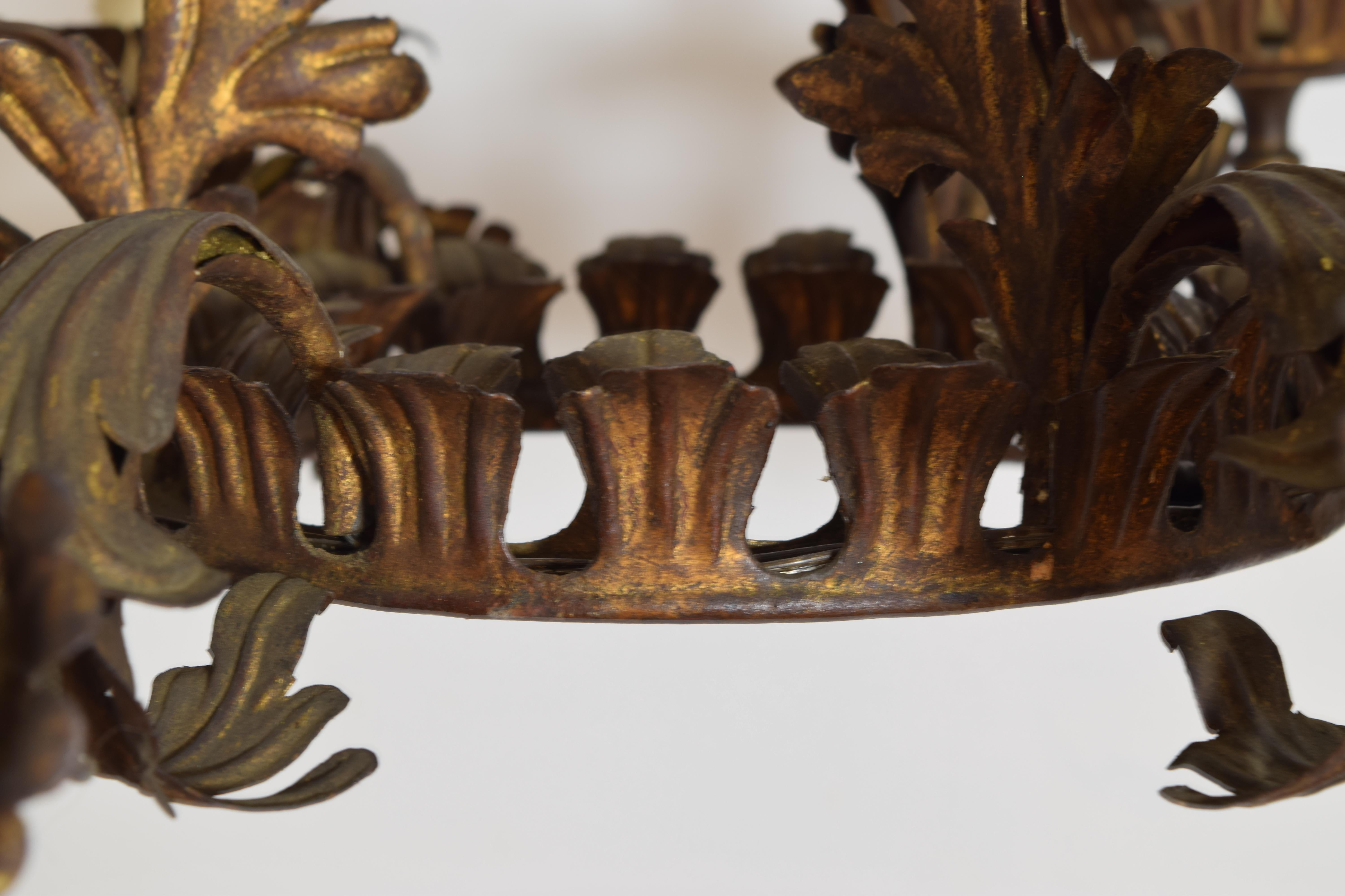Italian Rococo Style Gilt Metal 6-Light Chandelier, 1st half 20th century en venta 3