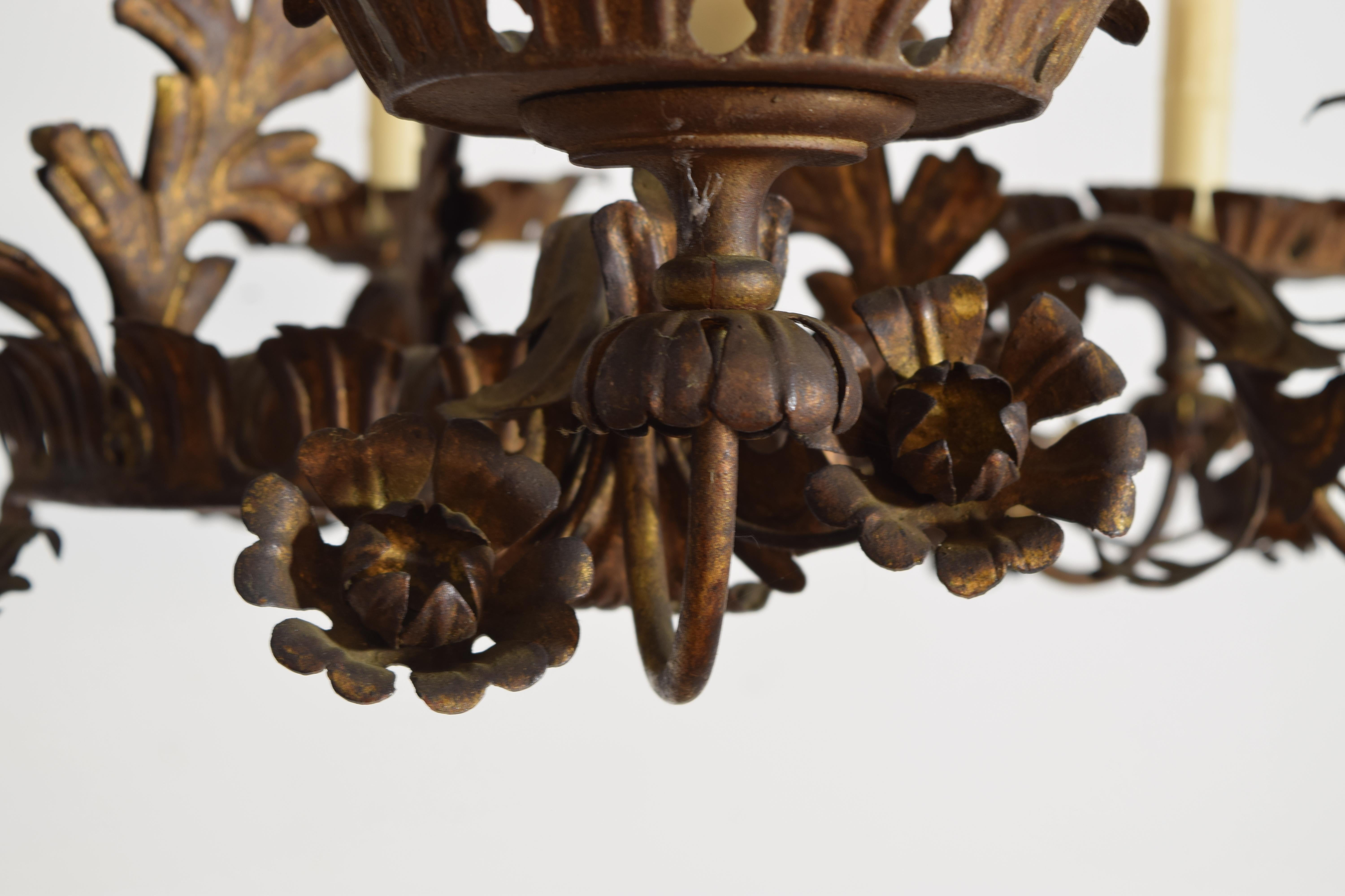 Italian Rococo Style Gilt Metal 6-Light Chandelier, 1st half 20th century en venta 4
