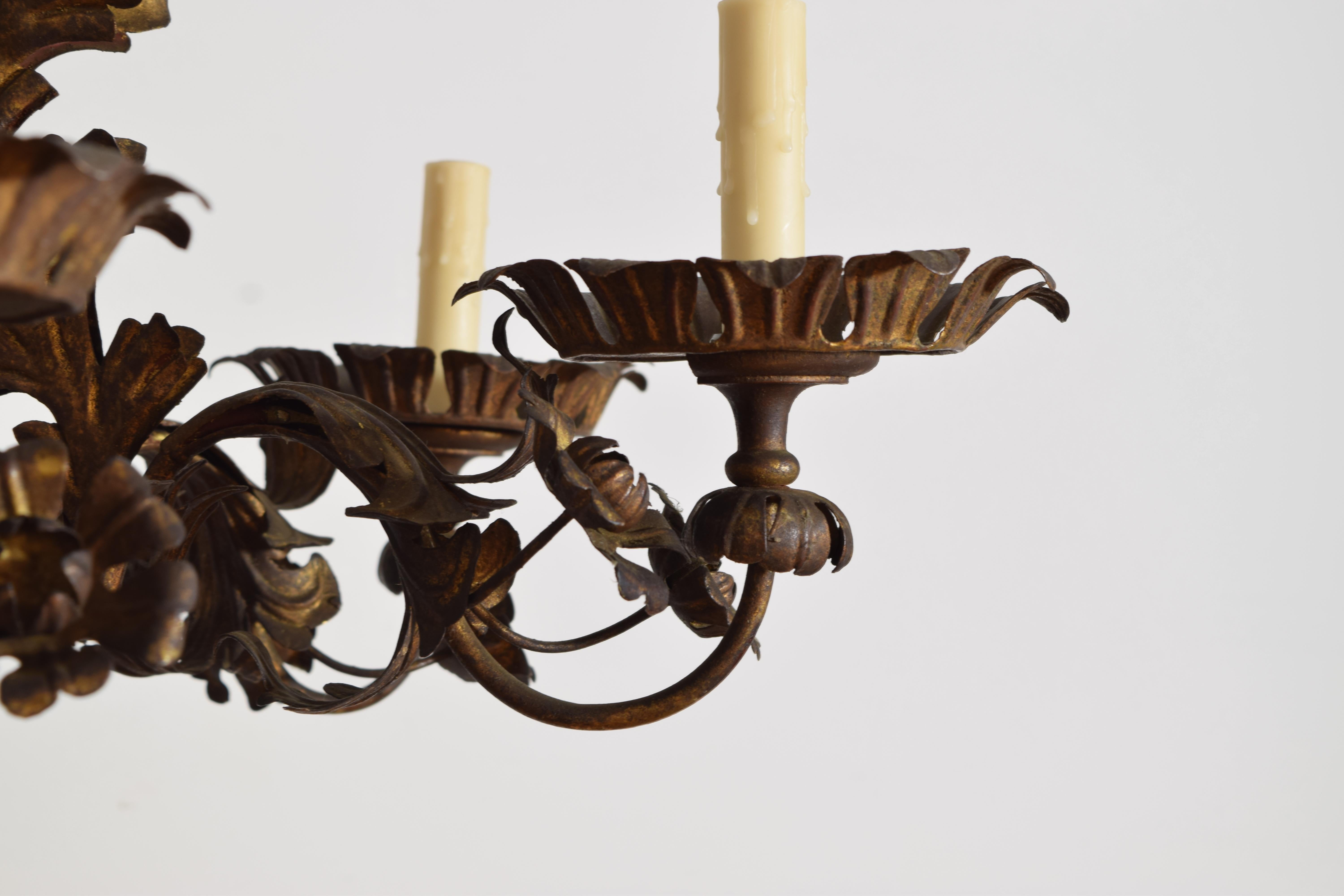 Italian Rococo Style Gilt Metal 6-Light Chandelier, 1st half 20th century en venta 5