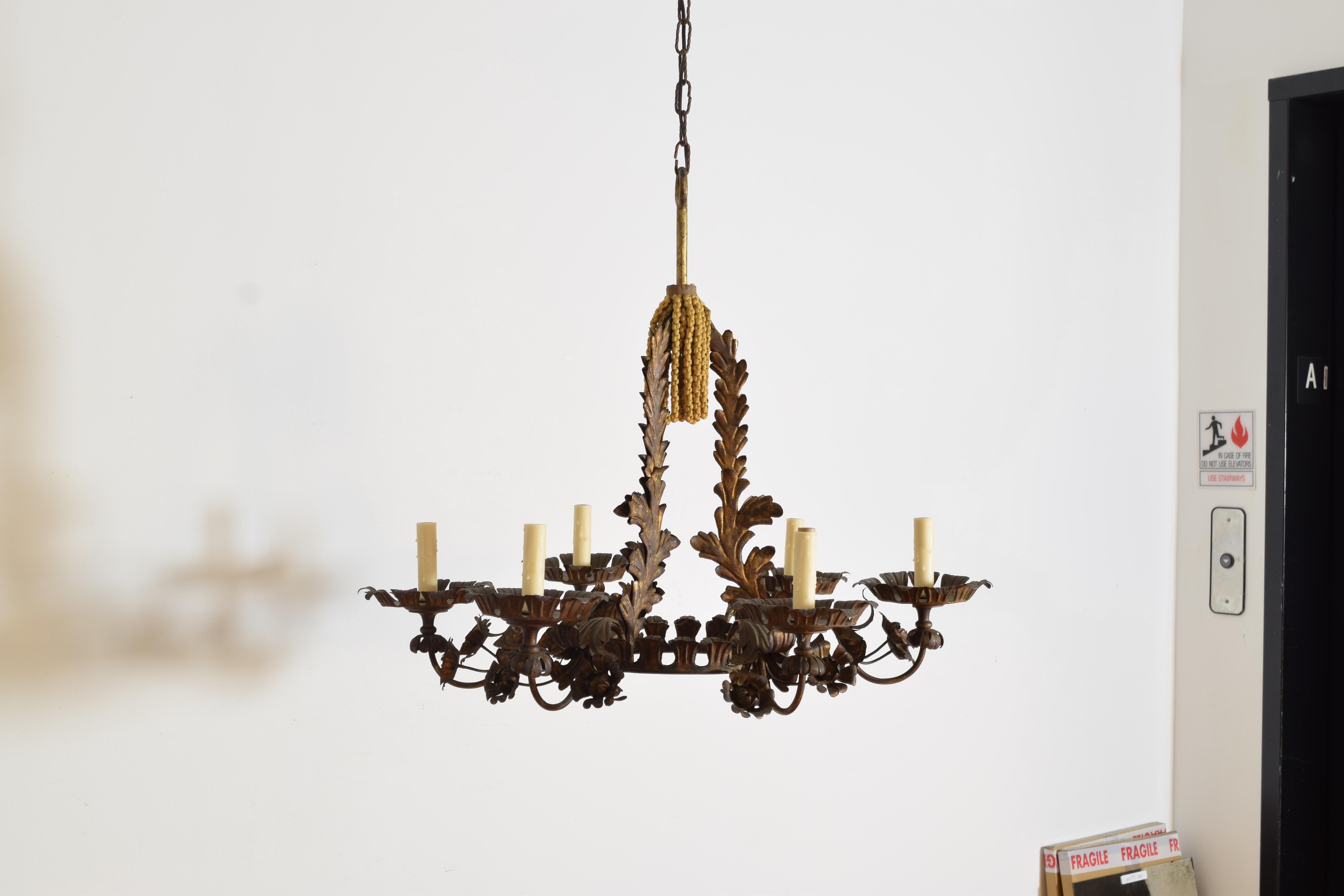 Italian Rococo Style Gilt Metal 6-Light Chandelier, 1st half 20th century Rococó en venta