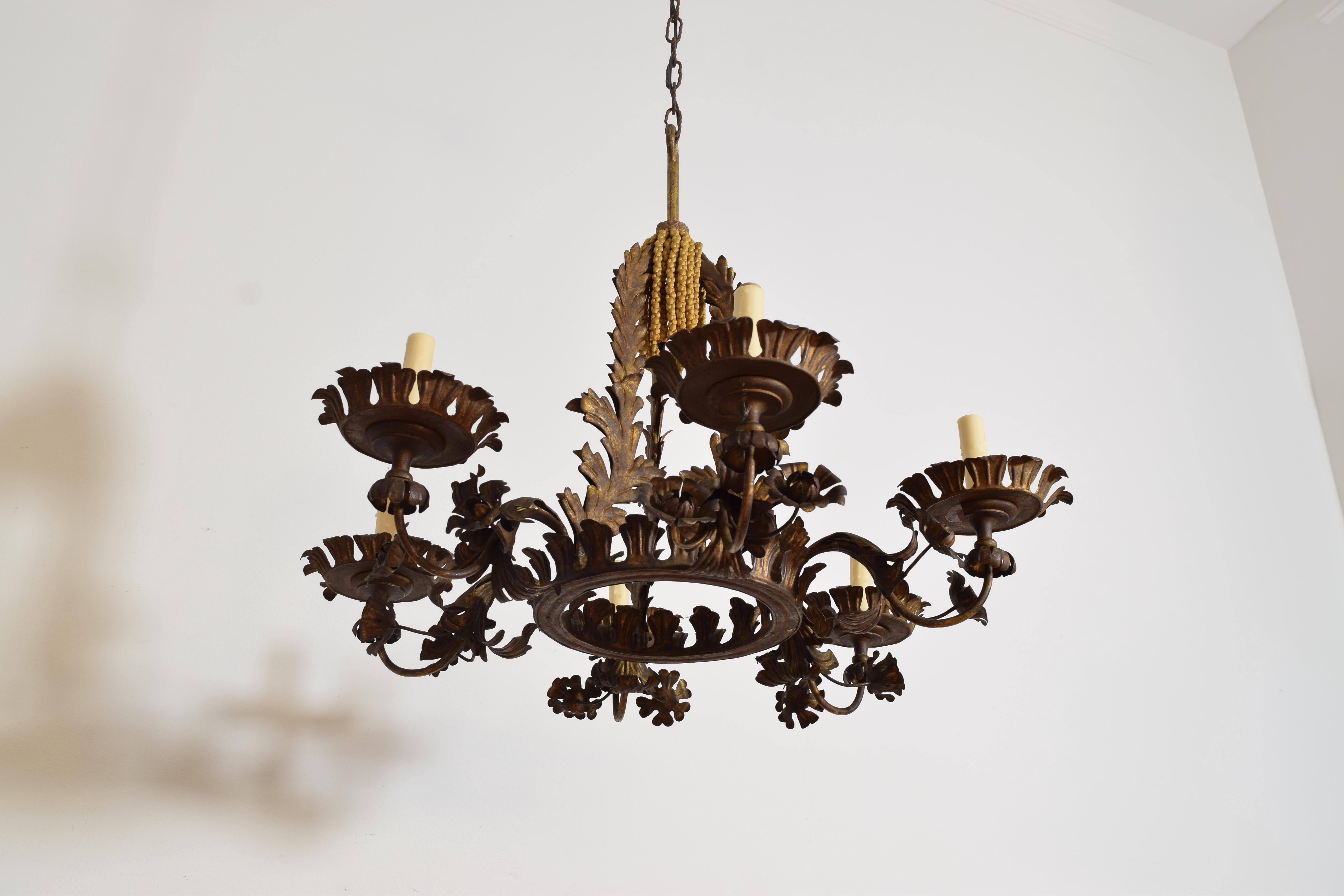 Italian Rococo Style Gilt Metal 6-Light Chandelier, 1st half 20th century Italiano en venta