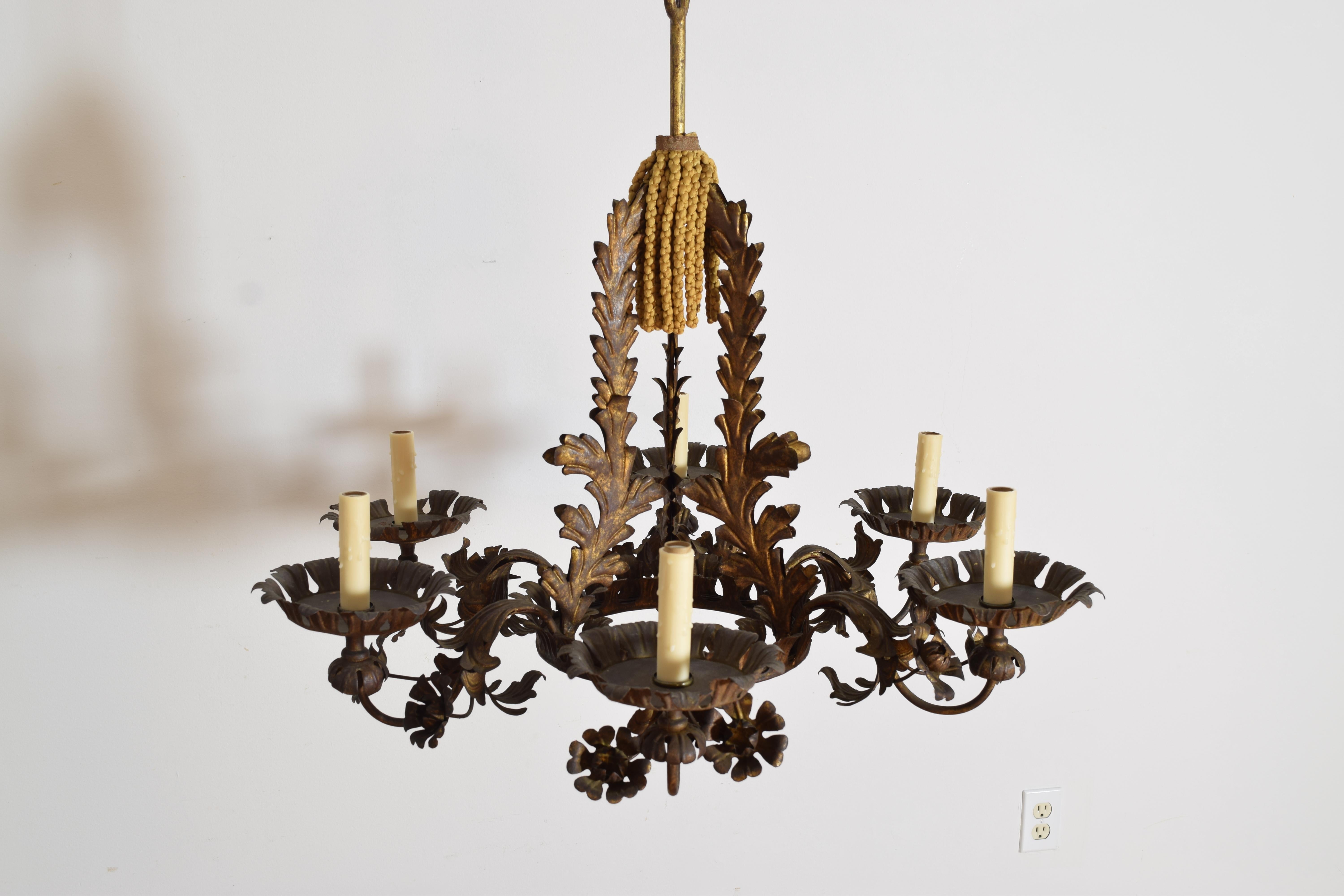 Italian Rococo Style Gilt Metal 6-Light Chandelier, 1st half 20th century Dorado en venta