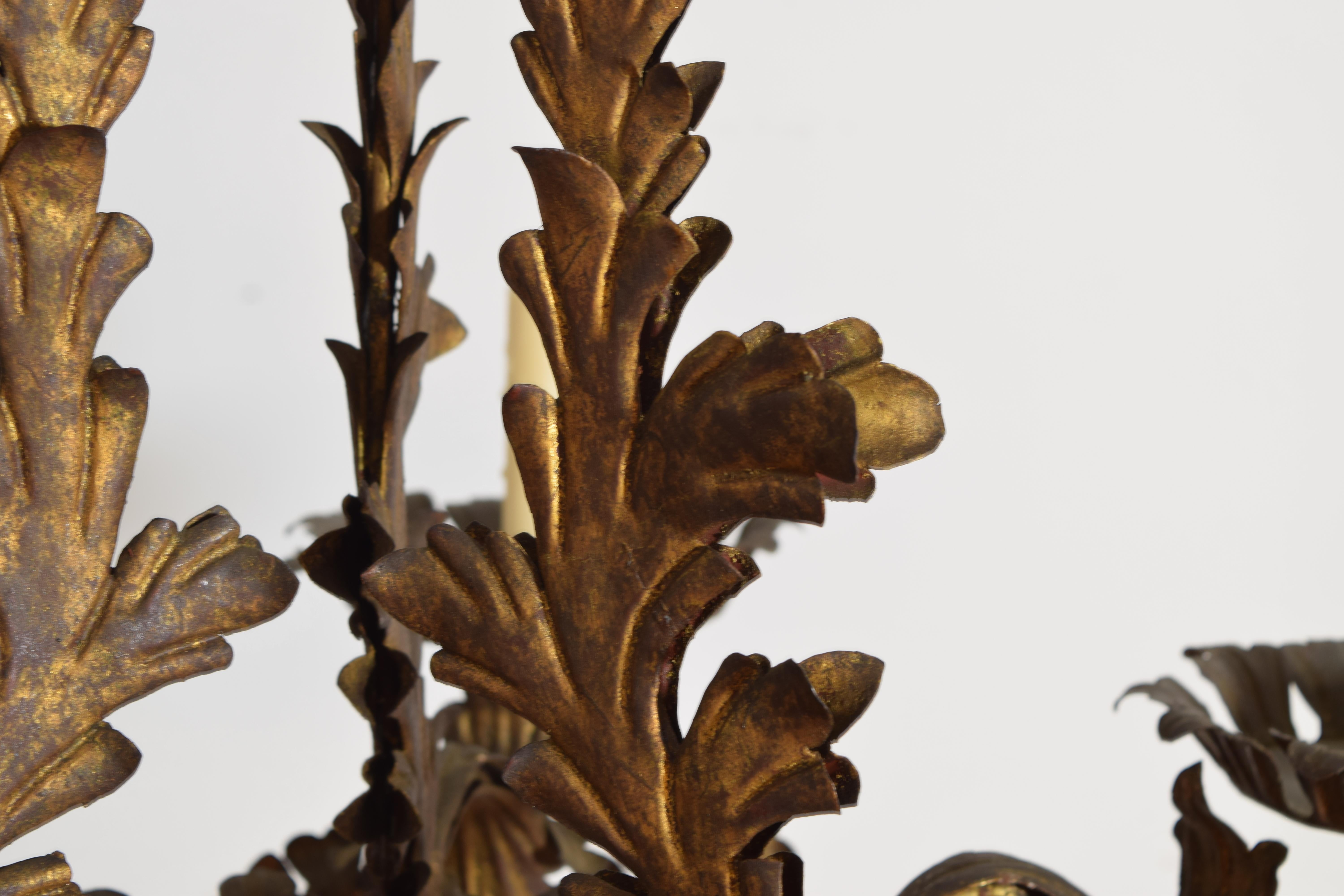 Italian Rococo Style Gilt Metal 6-Light Chandelier, 1st half 20th century en venta 2