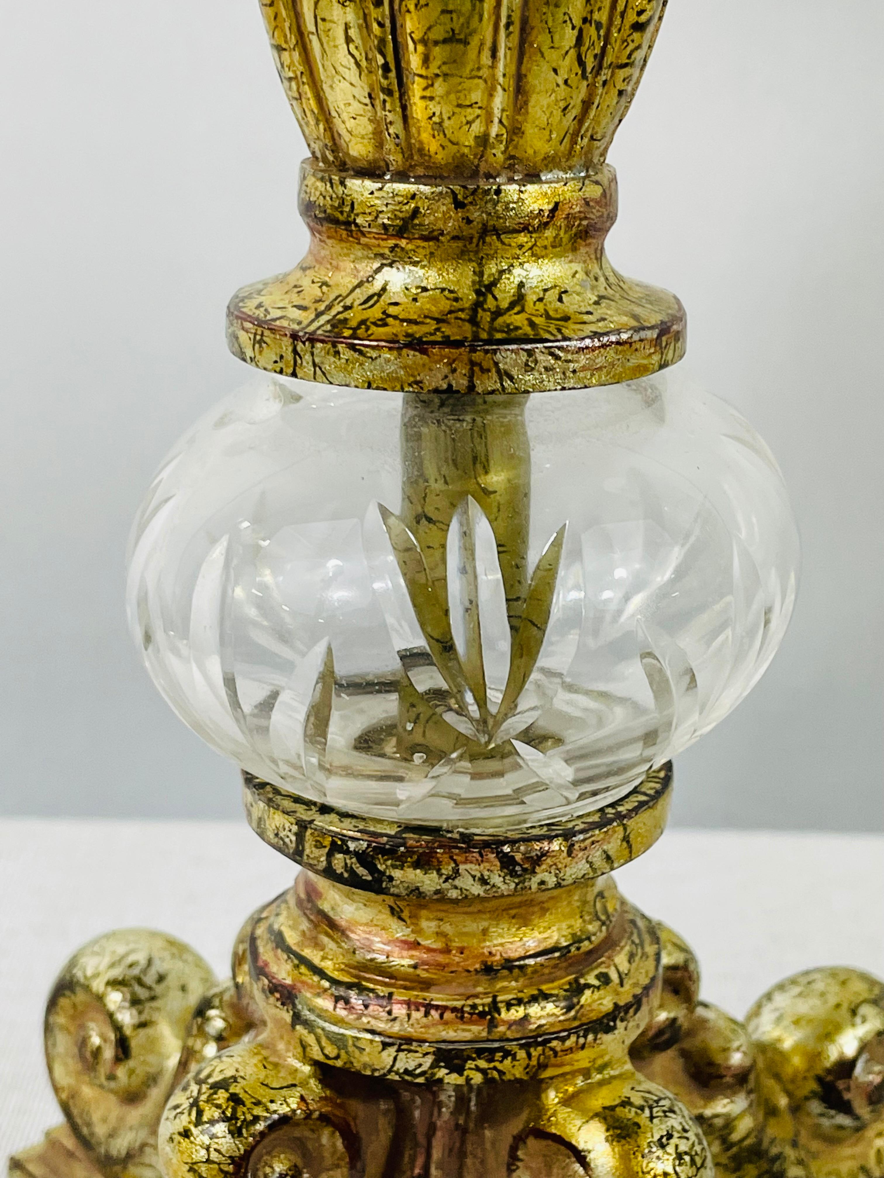 Italienische Kerzenständer aus vergoldetem Metall und geschliffenem Glas im Rokoko-Stil, Paar im Angebot 7