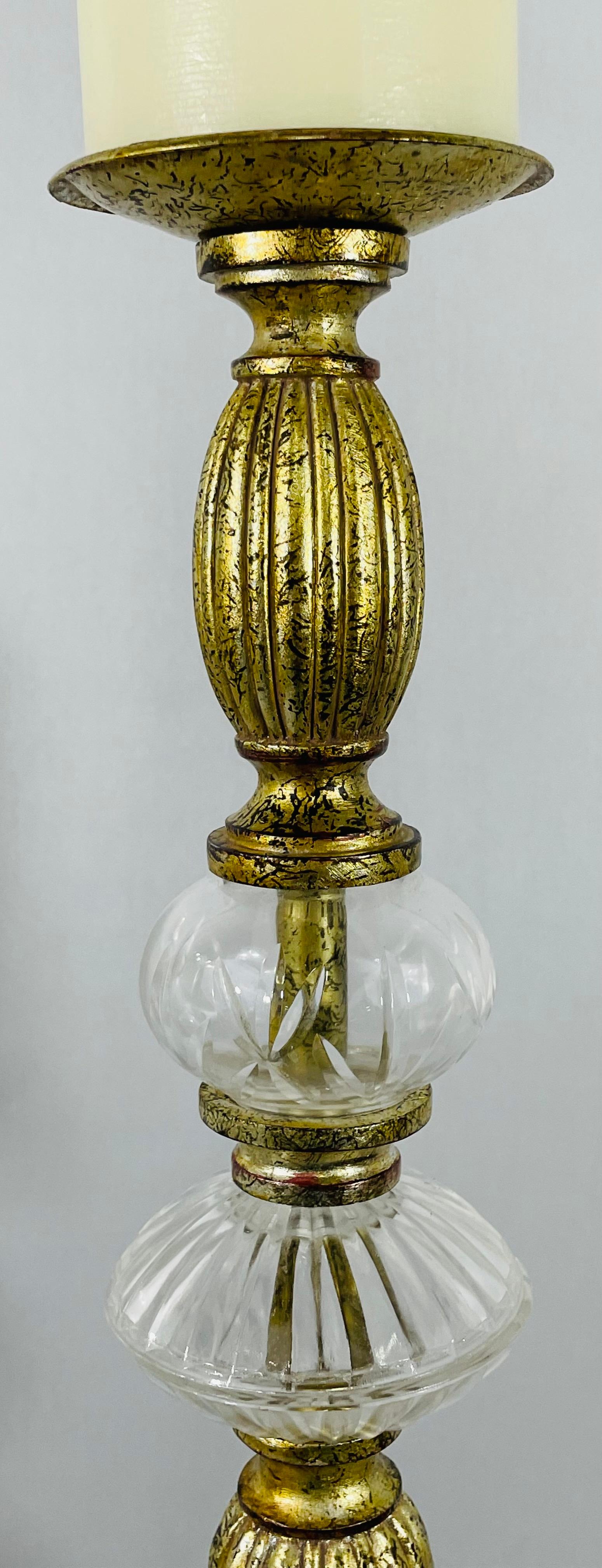 Italienische Kerzenständer aus vergoldetem Metall und geschliffenem Glas im Rokoko-Stil, Paar (20. Jahrhundert) im Angebot