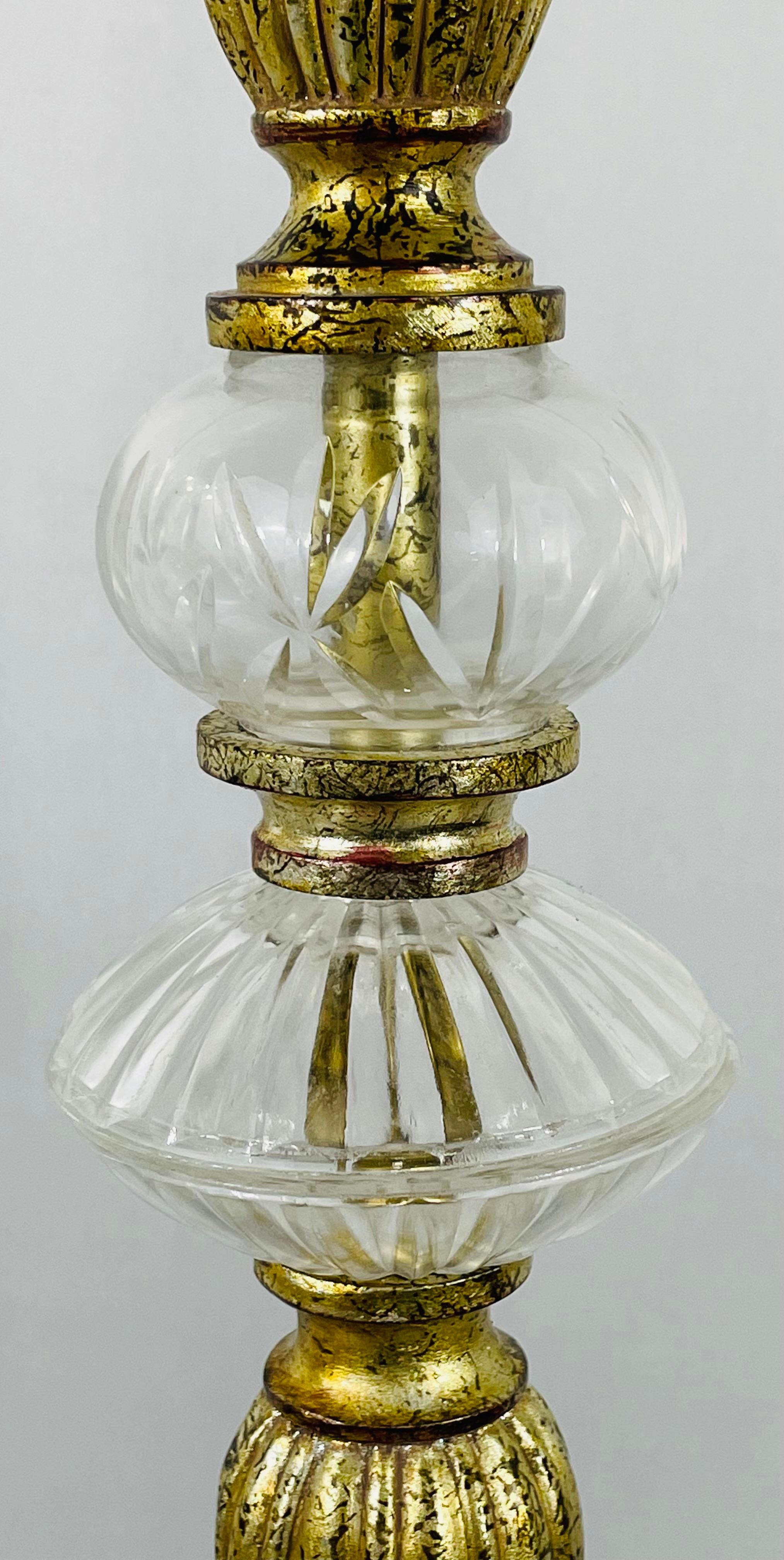 Italienische Kerzenständer aus vergoldetem Metall und geschliffenem Glas im Rokoko-Stil, Paar im Angebot 1