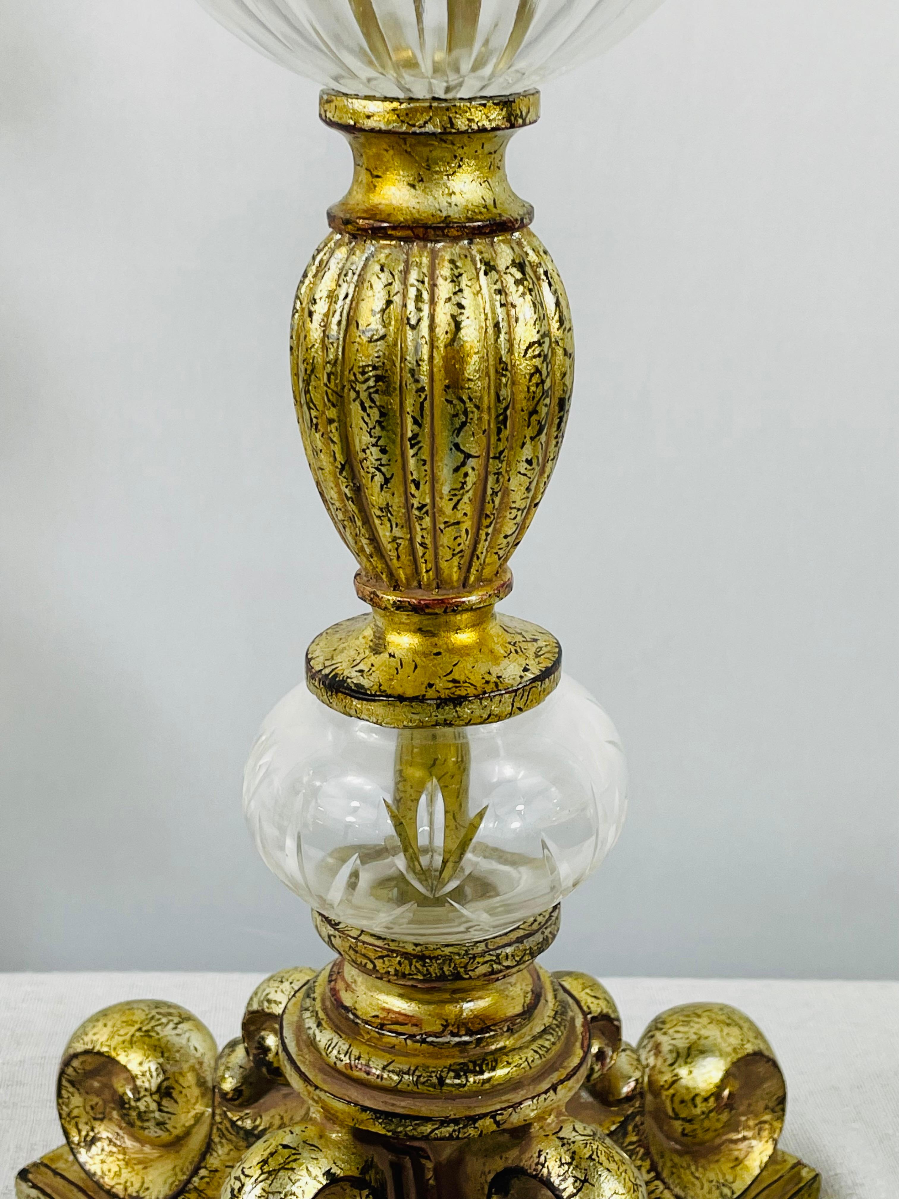 Italienische Kerzenständer aus vergoldetem Metall und geschliffenem Glas im Rokoko-Stil, Paar im Angebot 2