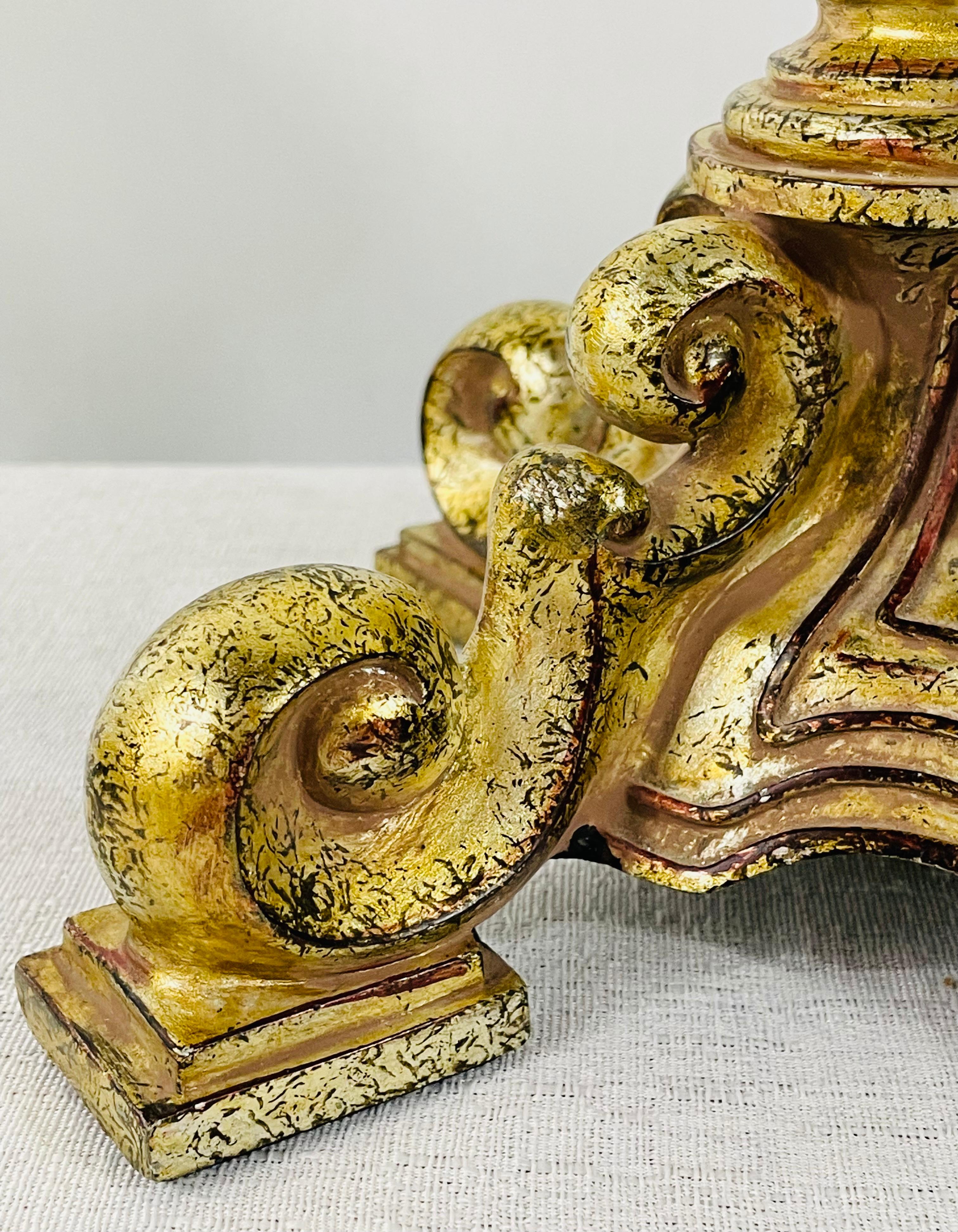 Paire de bougeoirs italiens de style rococo en métal doré et verre taillé en vente 2