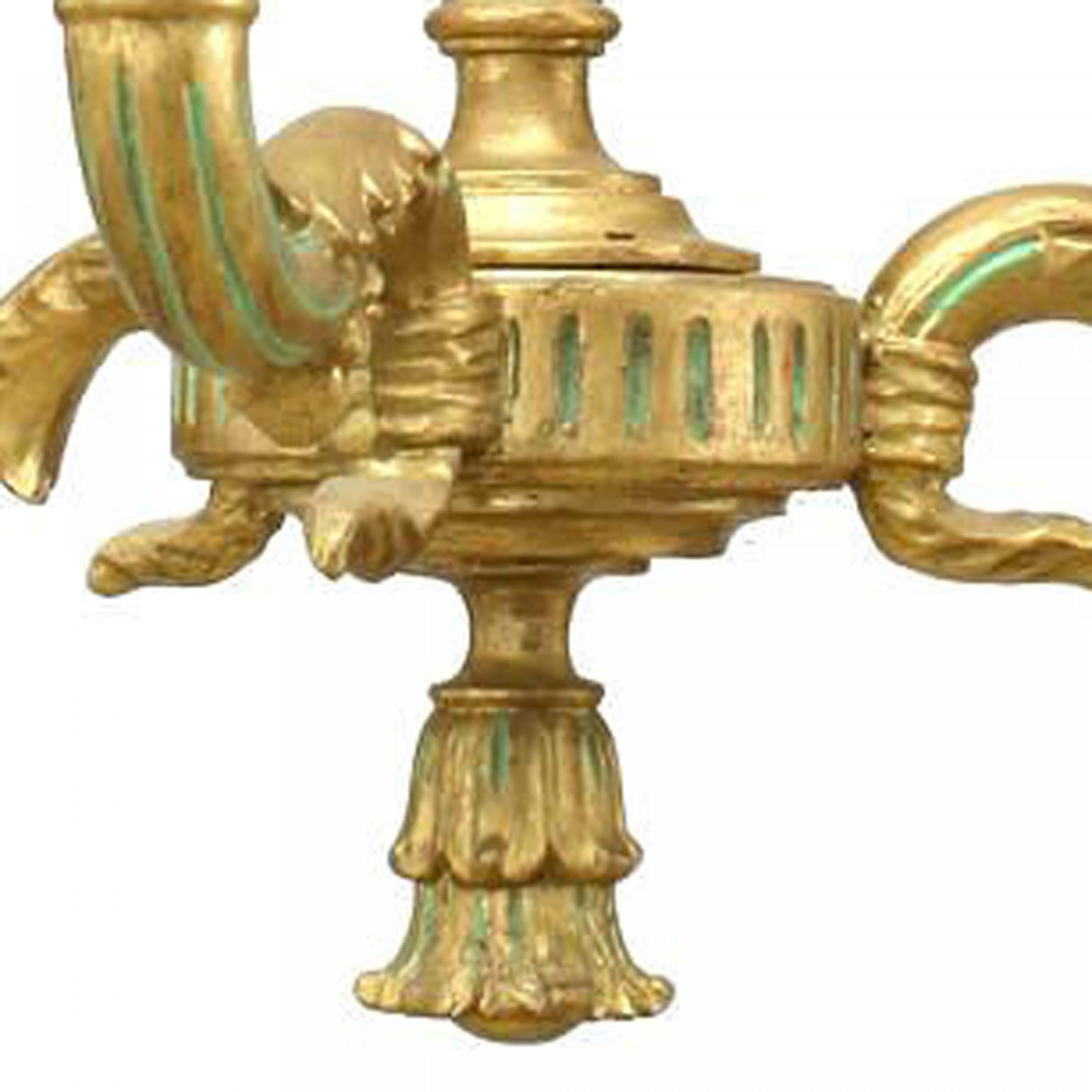 Italienischer 3-Arm-Kronleuchter im Rokoko-Stil aus goldfarbenem Holz mit grüner Verzierung und geschnitztem Quastenabschluss unten.